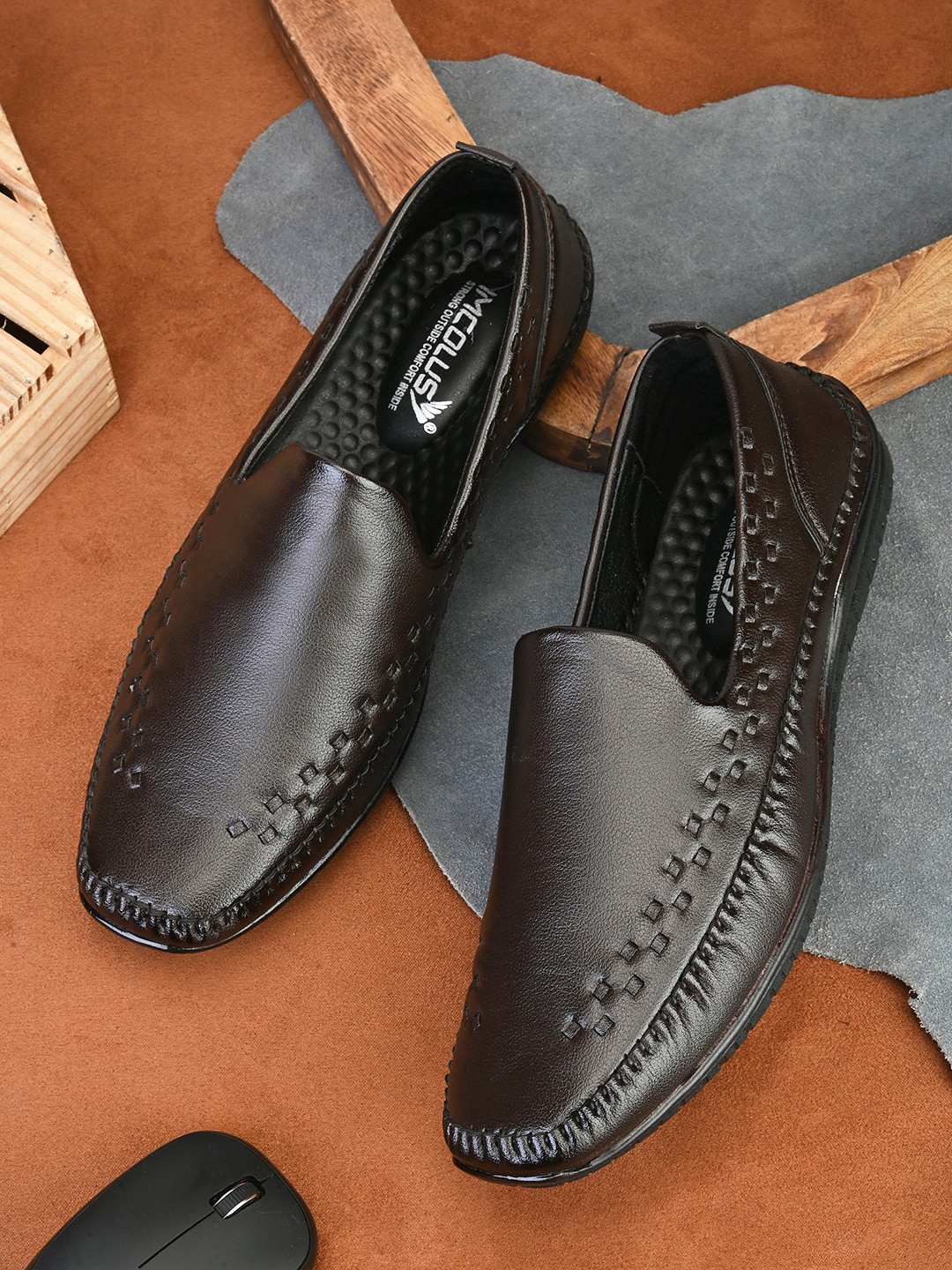 

IMCOLUS Men Textured Lightweight Loafers, Brown