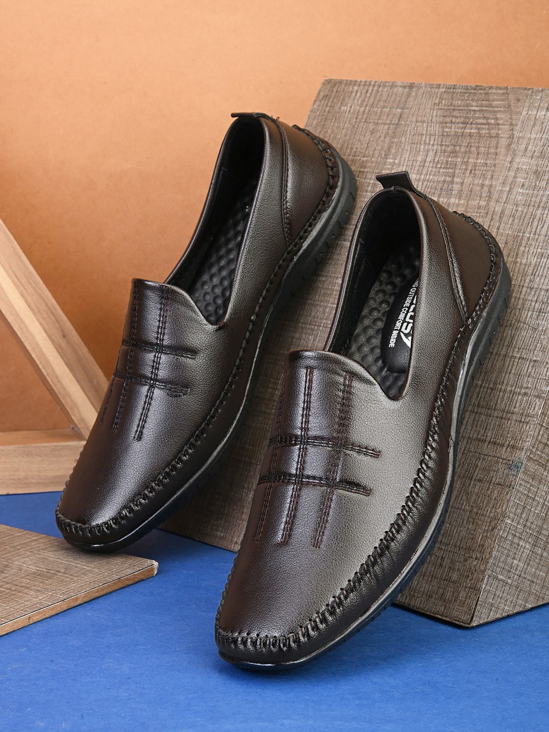 

IMCOLUS Men Textured Lightweight Loafers, Brown