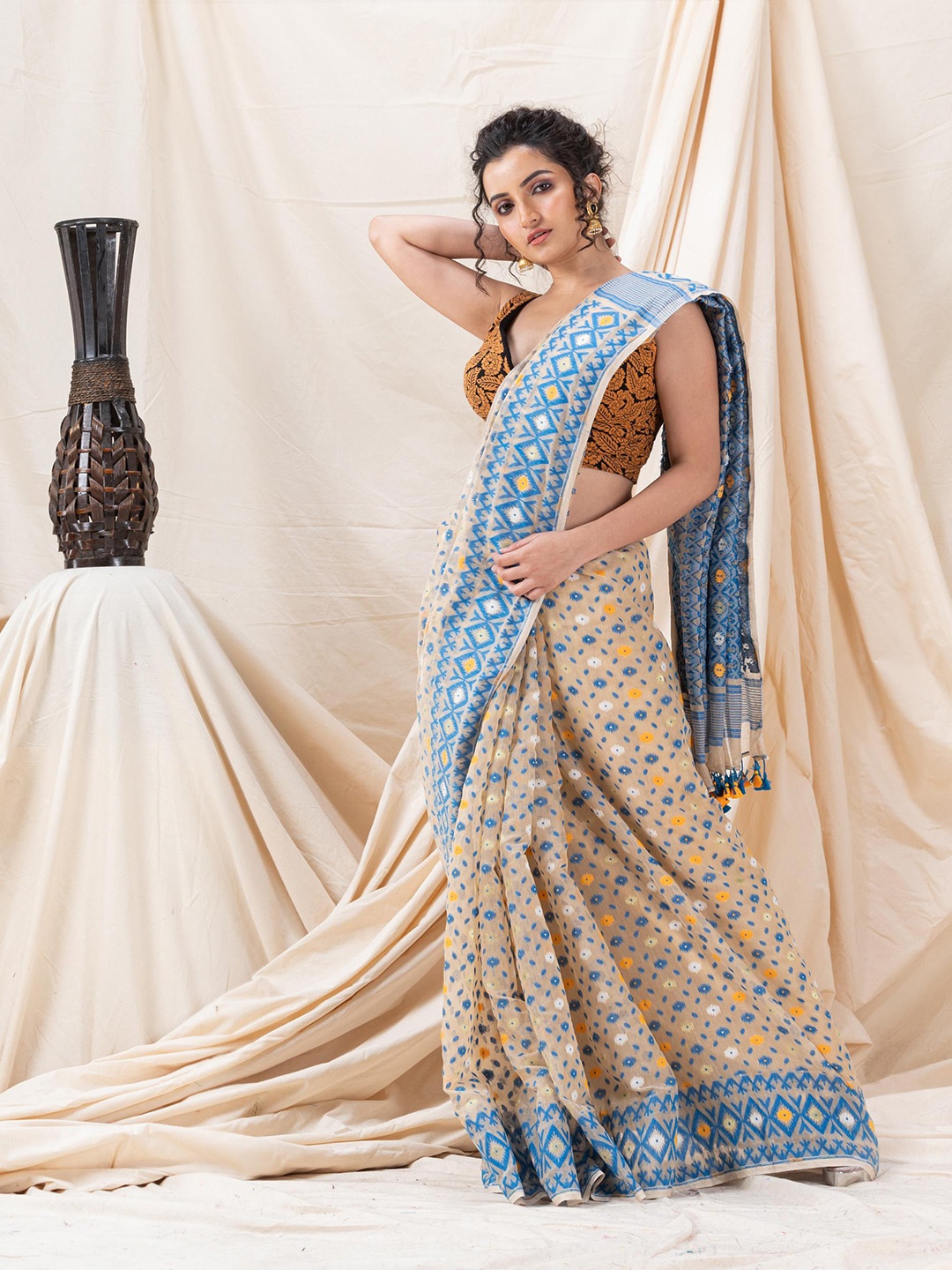 

Angoshobha Ethnic Motif Woven Design Jamdani Saree, Beige