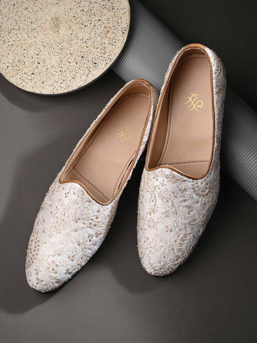 

House of Pataudi Men Embellished Lightweight Round Toe Mojaris, White