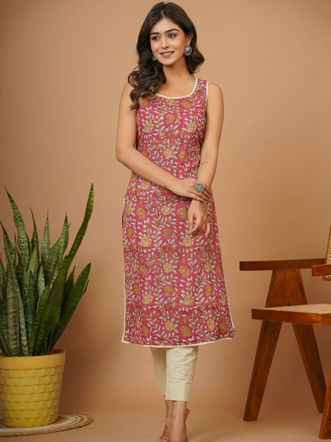 

Adveta Floral Printed Round Neck A-Line Cotton Kurta, Red