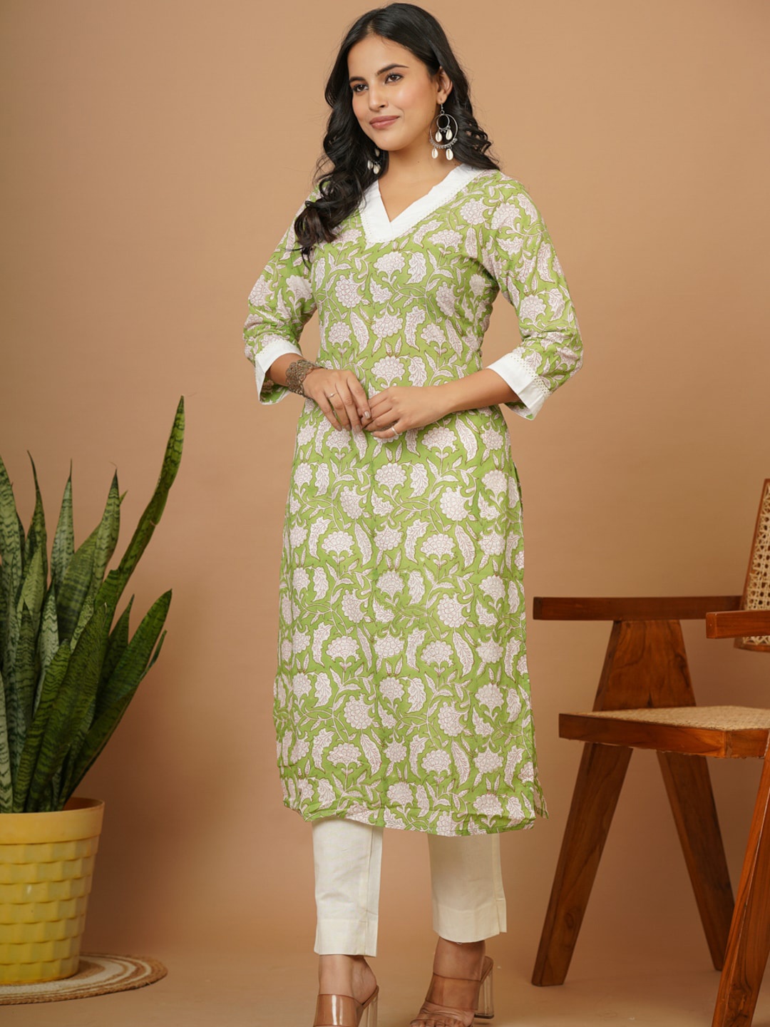 

Adveta Ethnic Motifs Printed V-Neck A-Line Cotton Kurta, Green