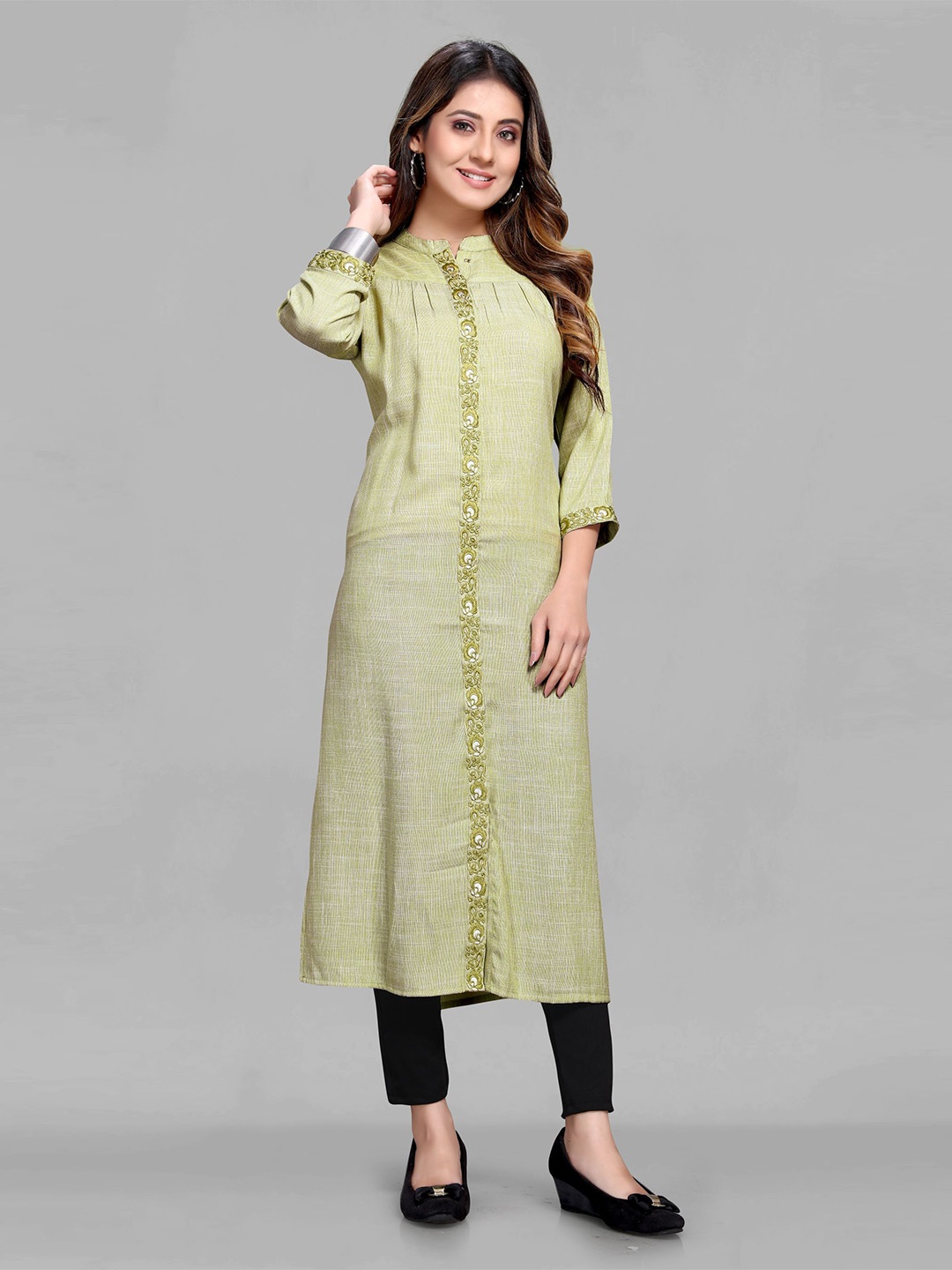 

MAIYEE Embroidered Thread Work Straight Kurta, Green