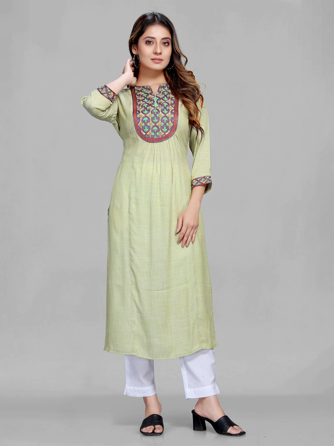 

MAIYEE Yoke Embroidered Notched Neck Cotton A-Line Kurta, Green