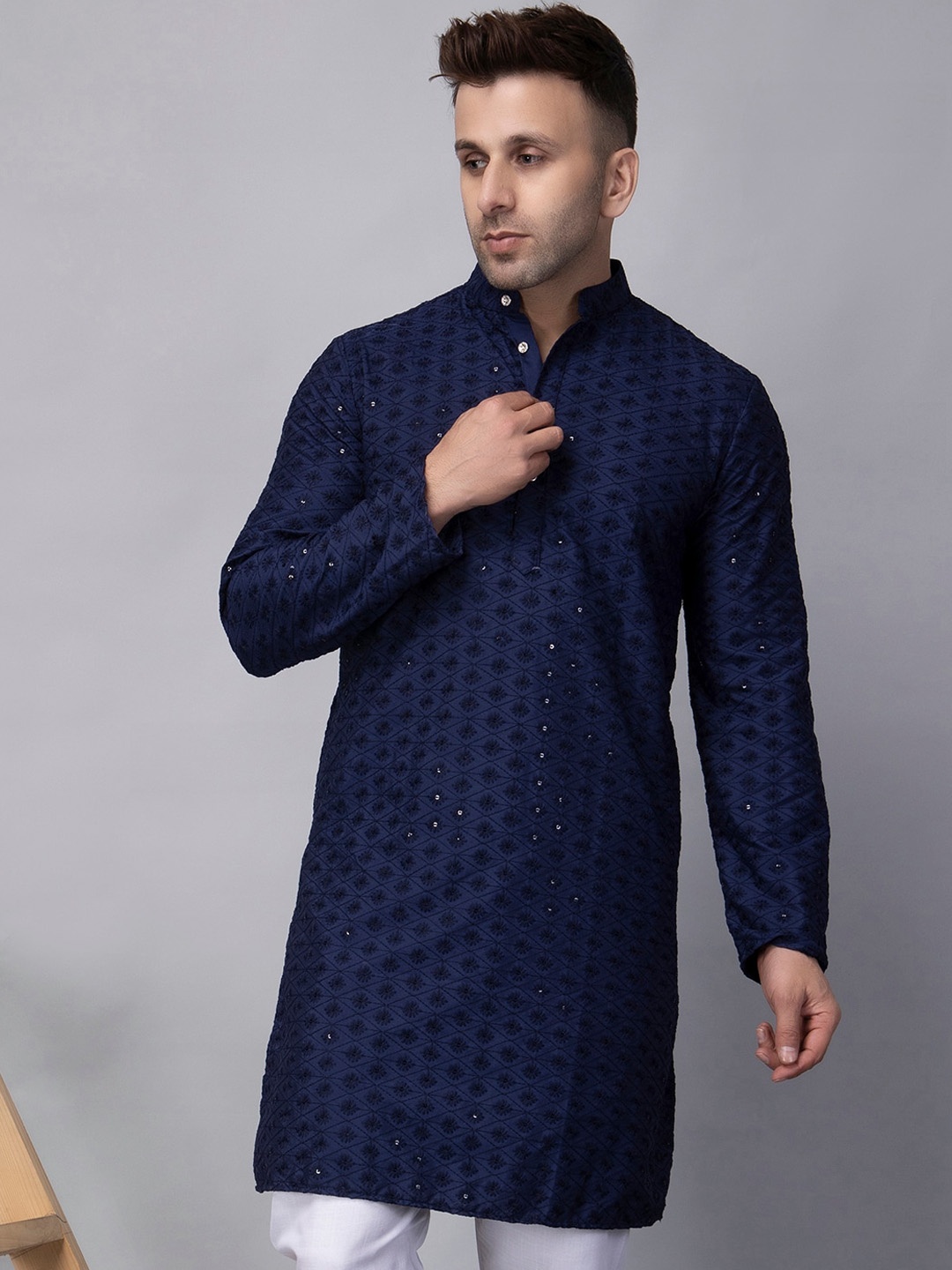 

Hangup Embroidered Mandarin Collar A-Line Kurta, Navy blue