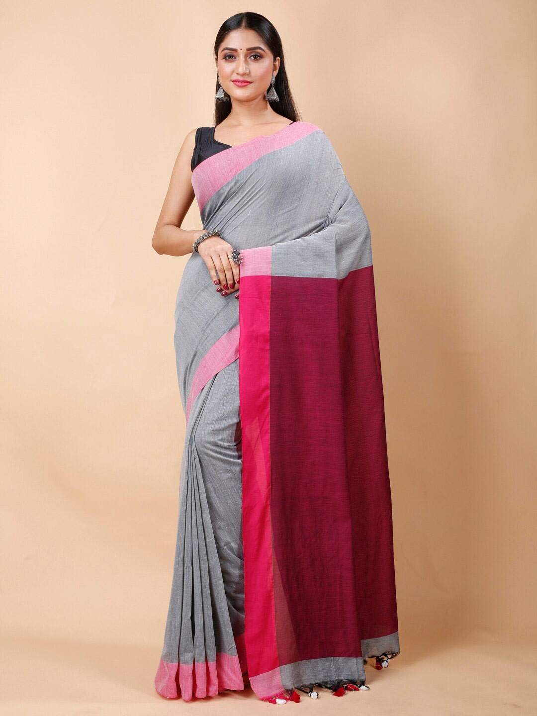 

Ruuprekha Woven Design Pure Cotton Saree, Grey