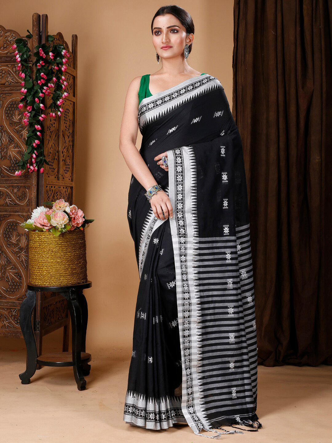

Ruuprekha Woven Design Ethnic Motifs Khadi Cotton Saree, Black