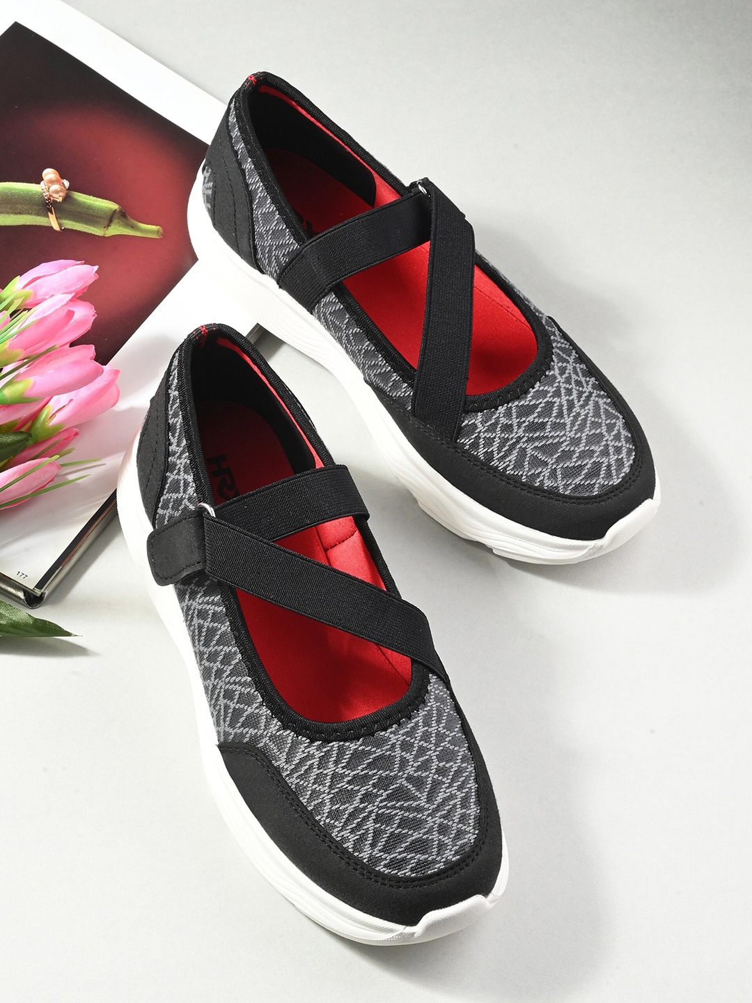 

HRX by Hrithik Roshan Women Black Textile Walking Shoes