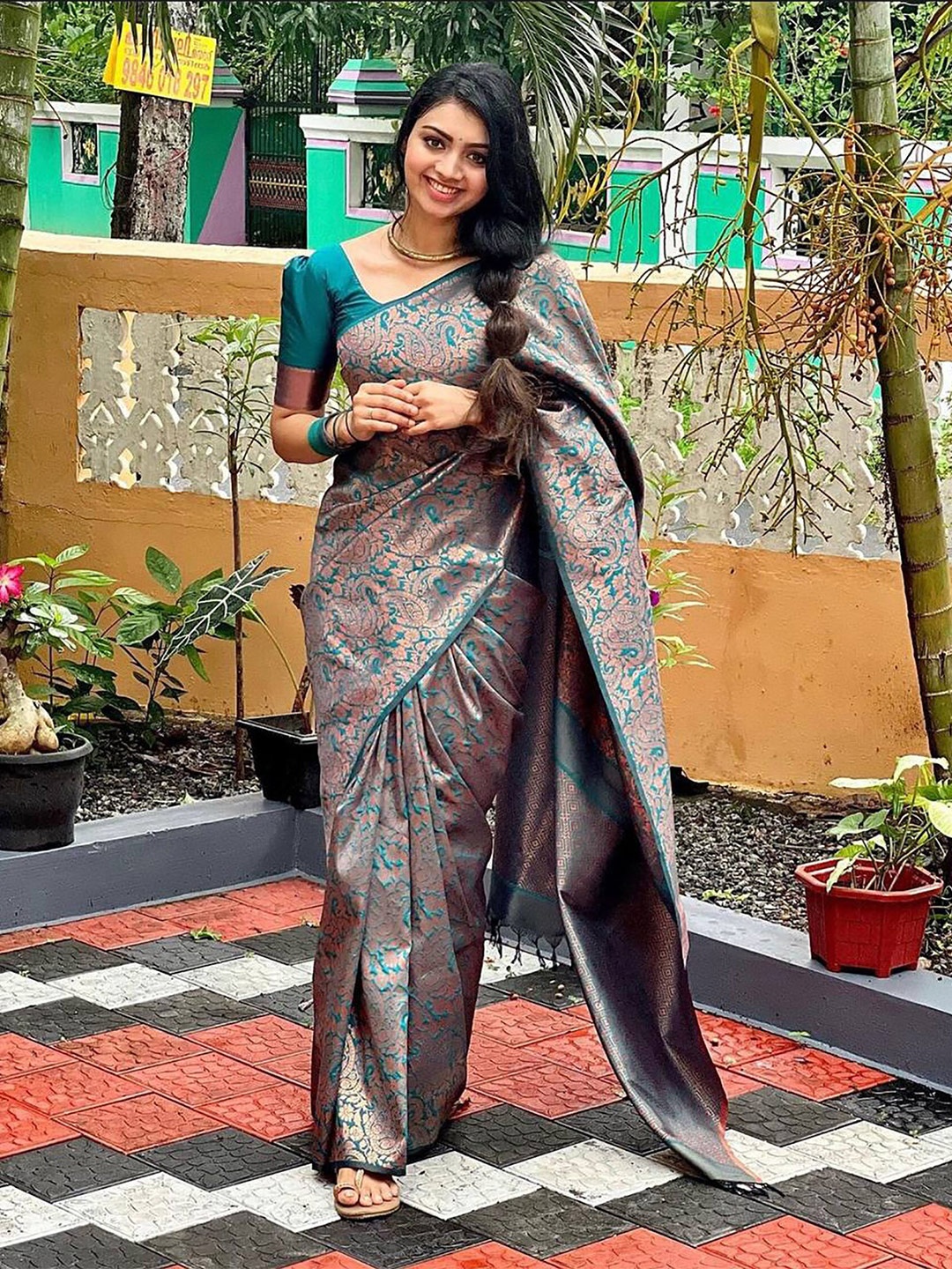 

KALINI Ethnic Motifs Woven Design Banarasi Saree, Green
