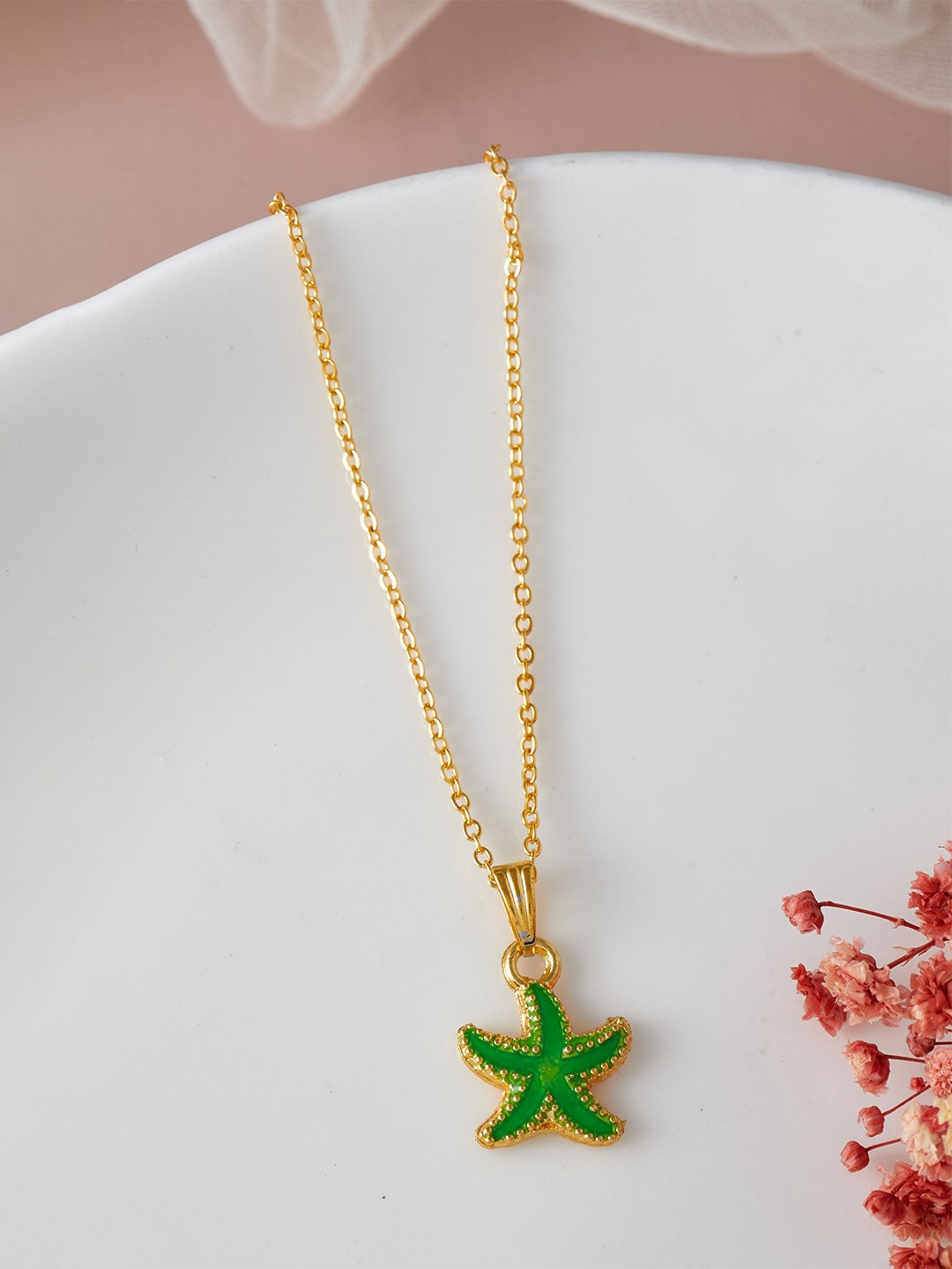 

DressBerry Gold-Plated Star Shaped Pendant With Chain