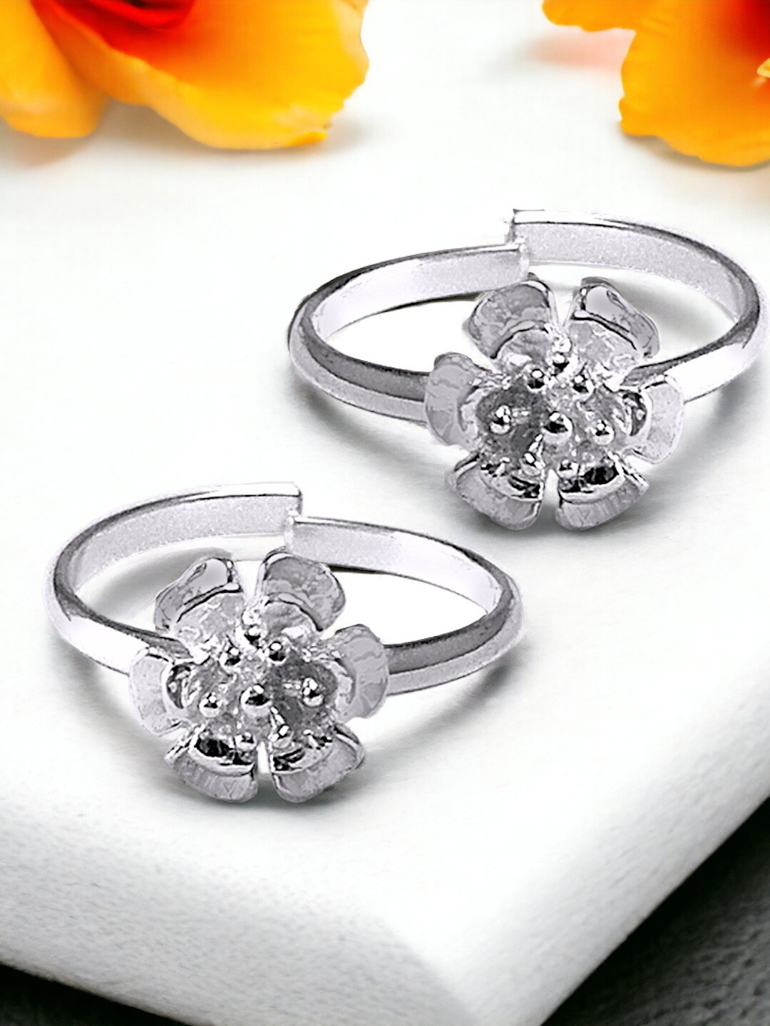 

Taraash Floral Toe Rings, Silver