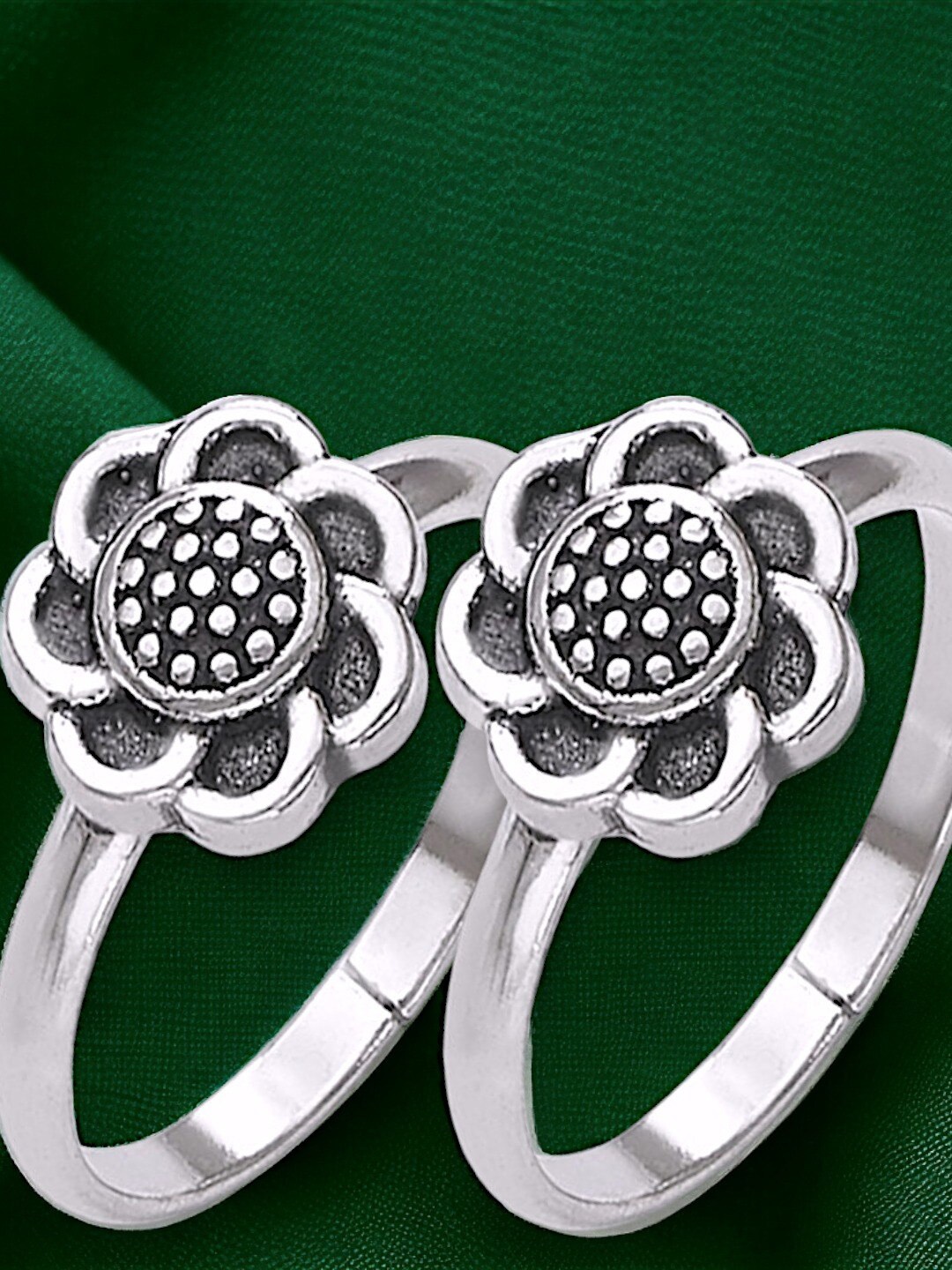 

Taraash Set Of 2 terling Silver Daisy Flower Patterned Toe Rings