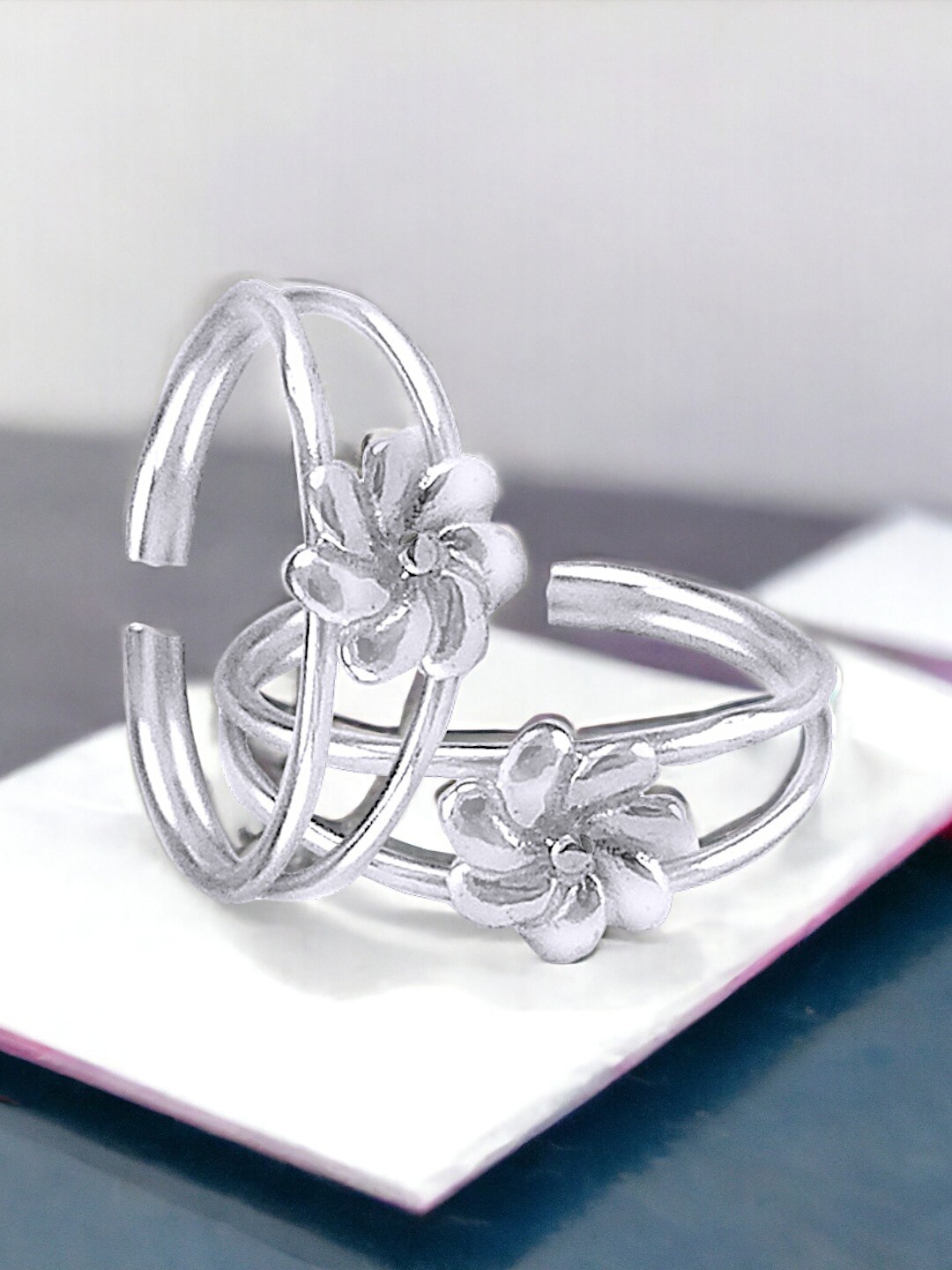 

Taraash 925 Sterling Silver Silver Plated Floral Shaped Adjustable Toe Rings