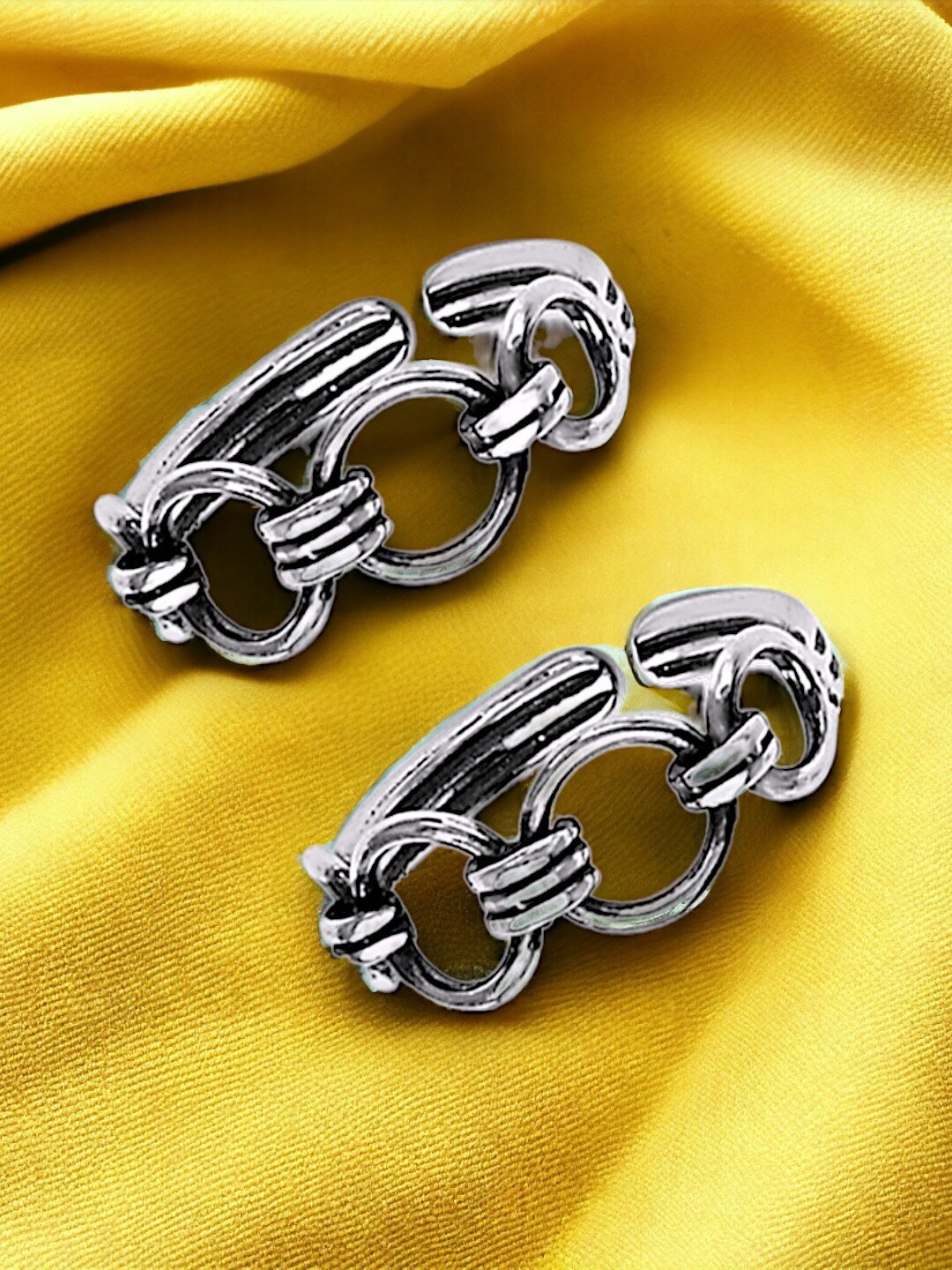 

Taraash Set of 2 925 Sterling Silver Silver-Plated Cutwork Adjustable Toe Rings