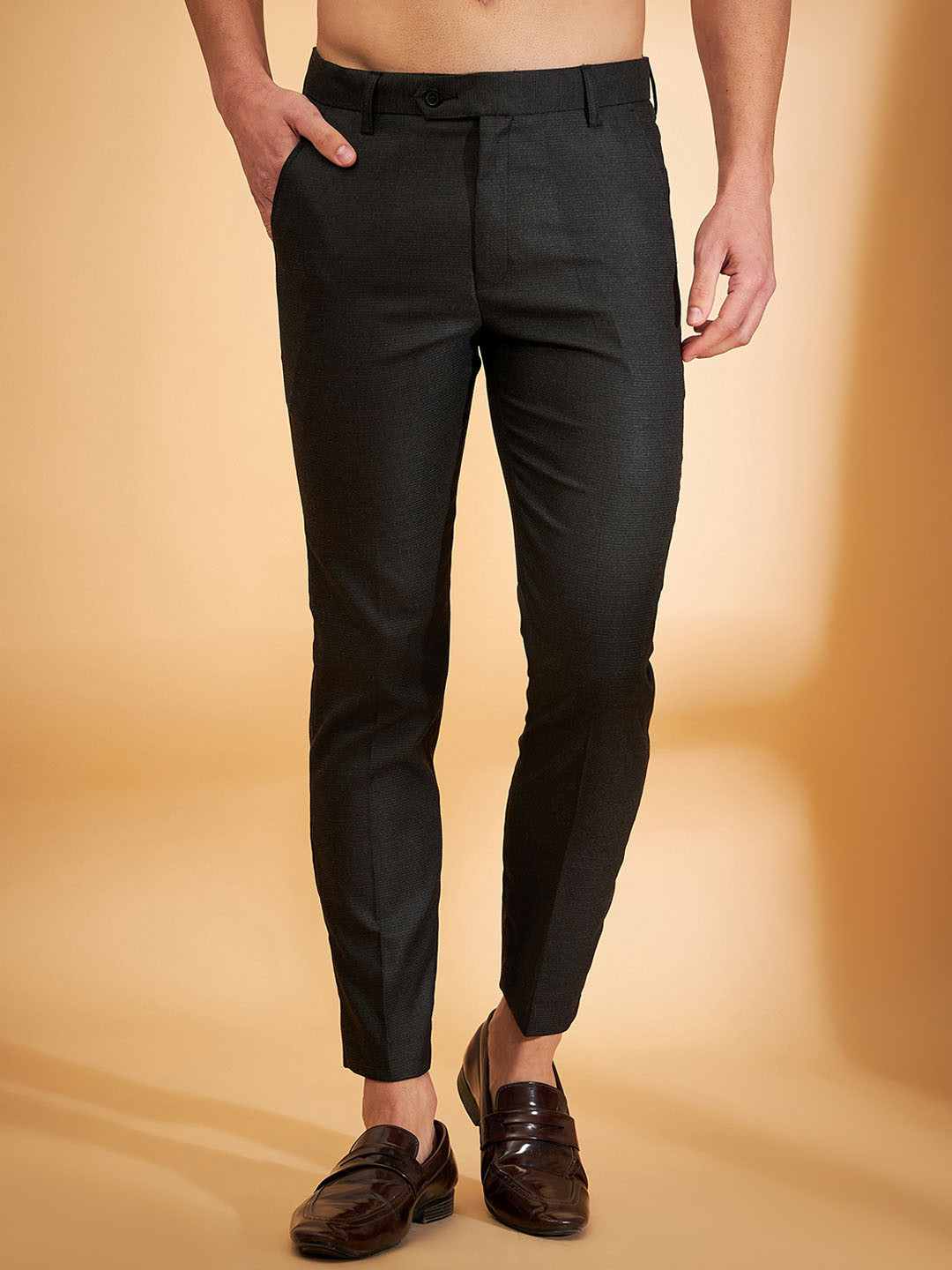 

DENNISON Men Textured Smart Tapered Fit Easy Wash Cotton Chinos, Black