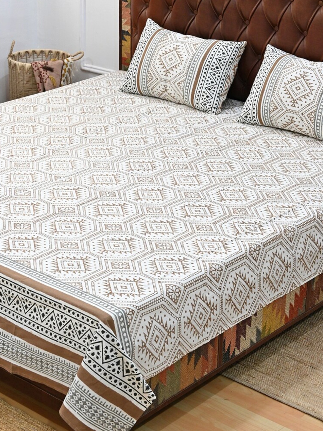 

Art Avenue White & Brown Geometric otton 120 TC Crib Bedsheet with 2 Pillow Covers