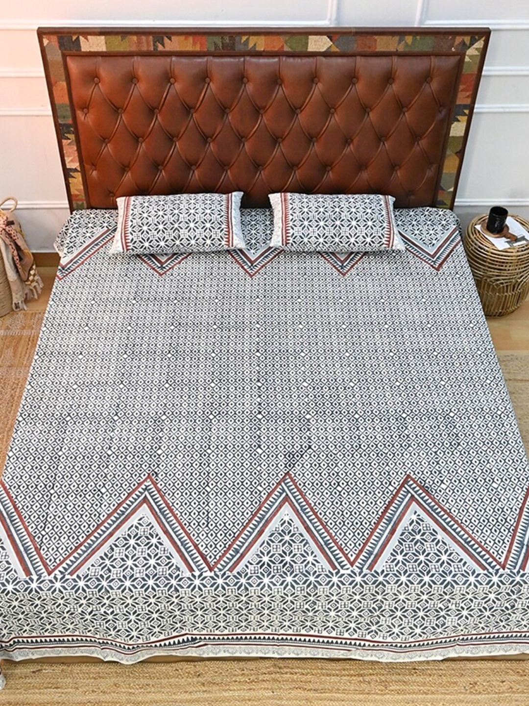 

Art Avenue White & Grey Geometric Cotton 120 TC Crib Bedsheet with 2 Pillow Covers