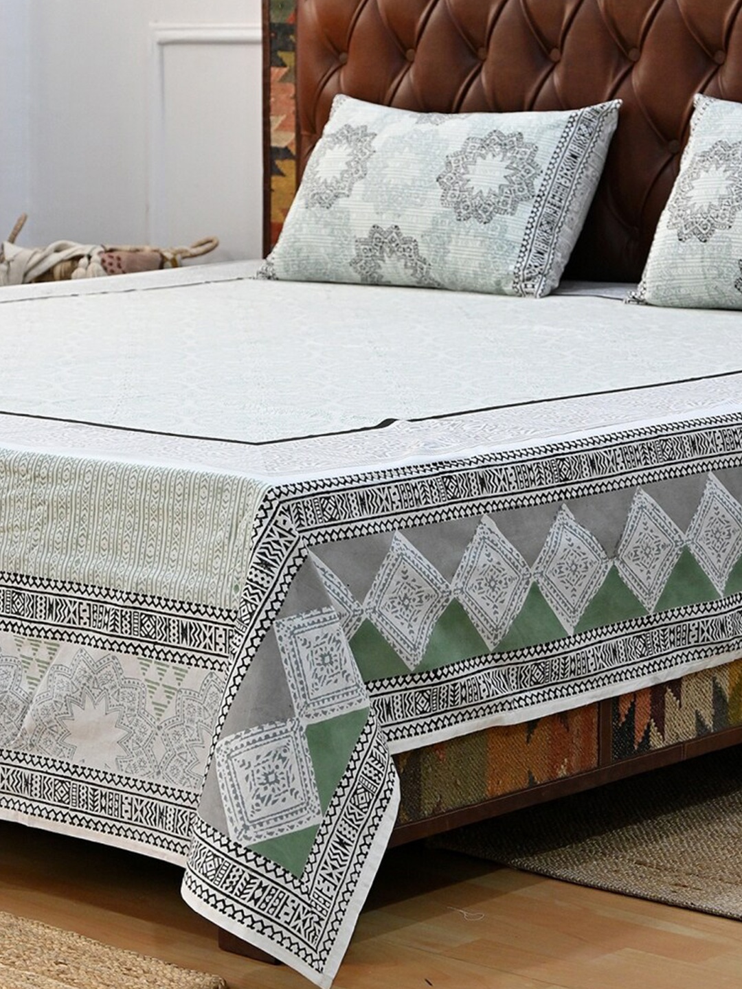 

Art Avenue White & Green Geometric Cotton 120 TC Crib Bedsheet with 2 Pillow Covers