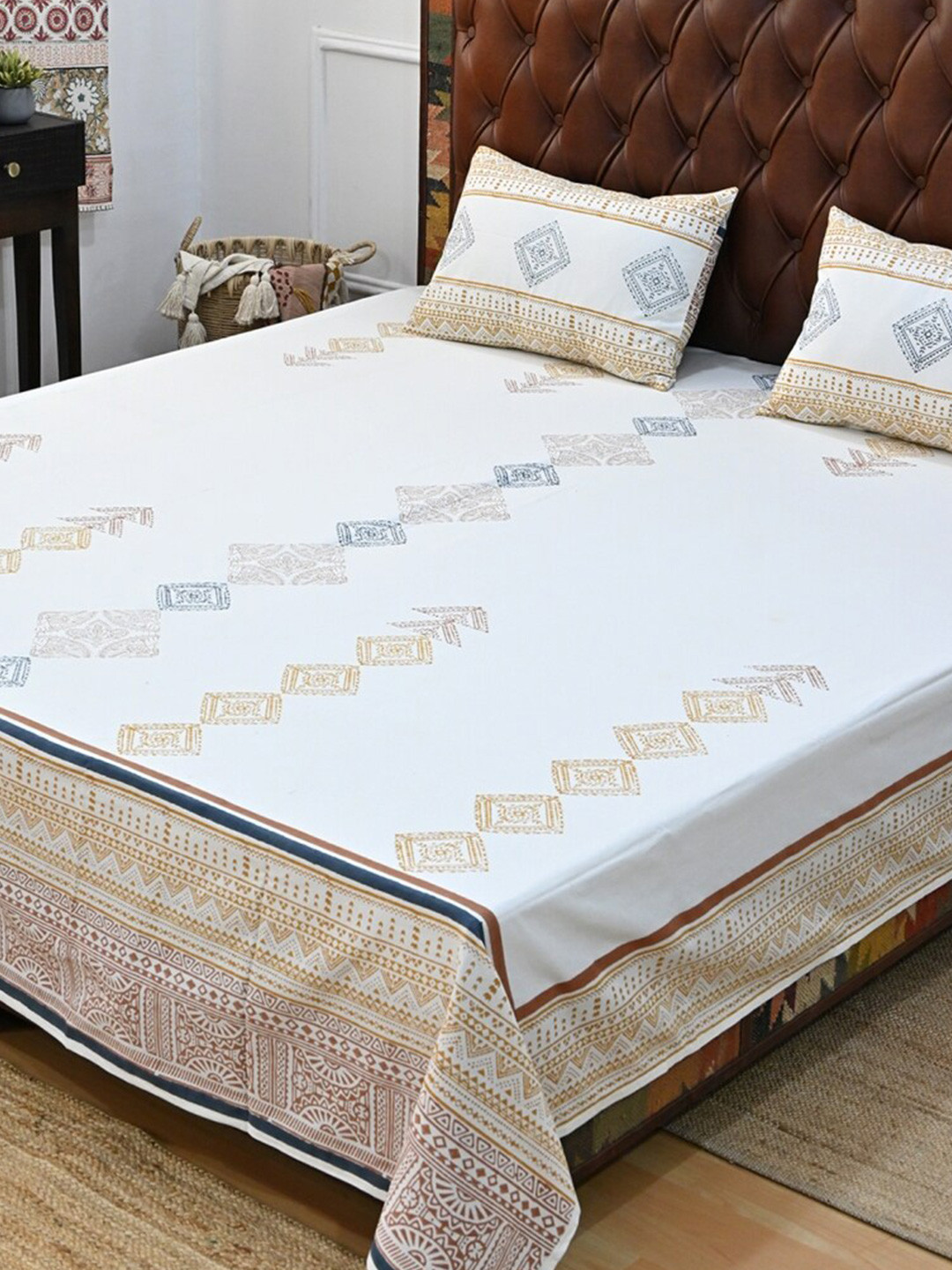 

Art Avenue White & Brown Geometric Cotton 120 TC Crib Bedsheet with 2 Pillow Covers