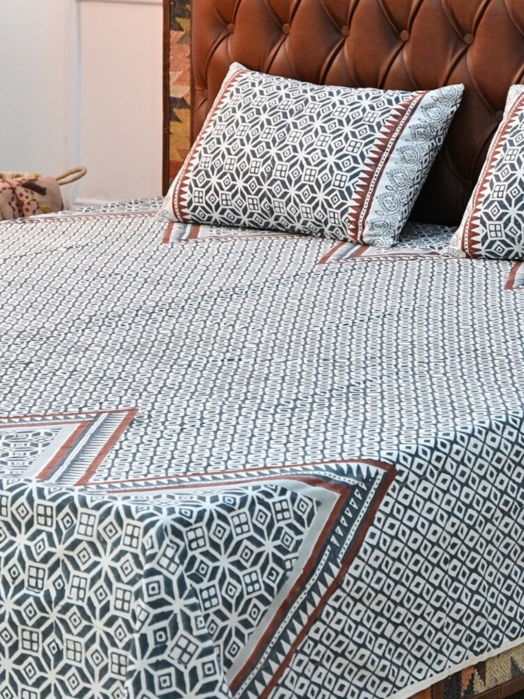 

Art Avenue White & Grey Geometric Cotton 120 TC Crib Bedsheet with 2 Pillow Covers