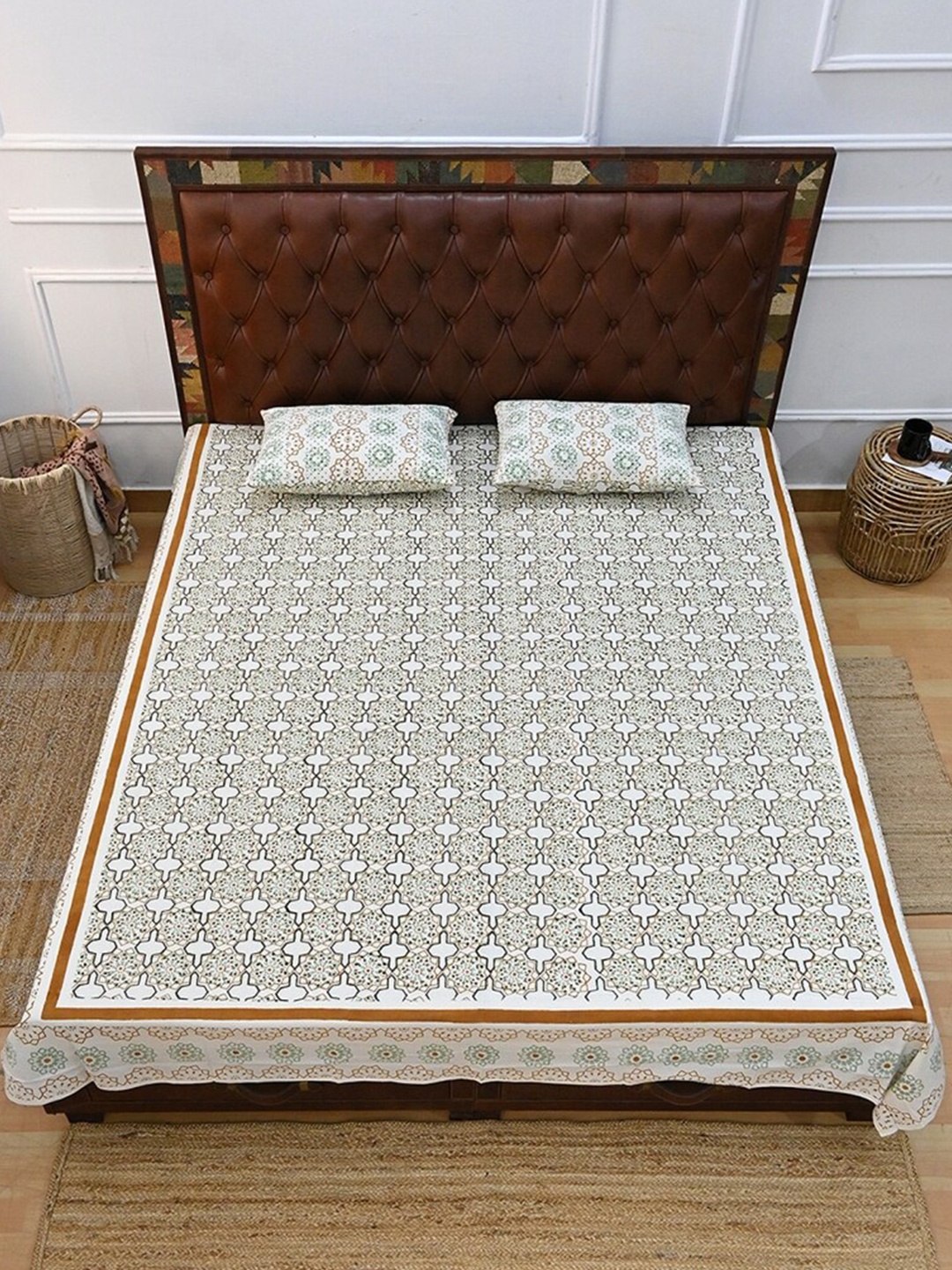 

Art Avenue White & Green Geometric Cotton 120 TC Crib Bedsheet with 2 Pillow Covers