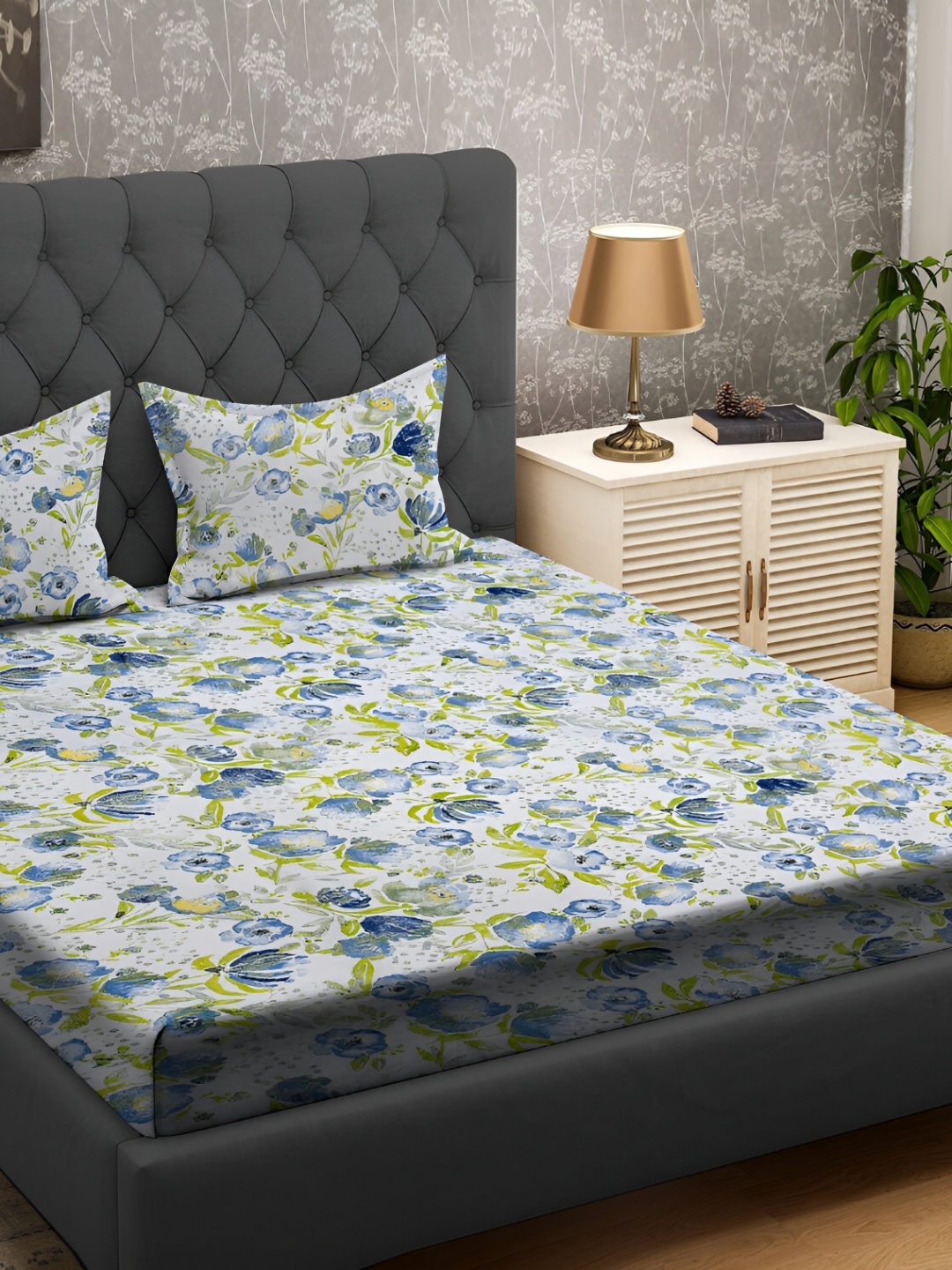 

RRC White & Orange Floral Printed 180 TC King Bedsheet with 2 Pillow Covers