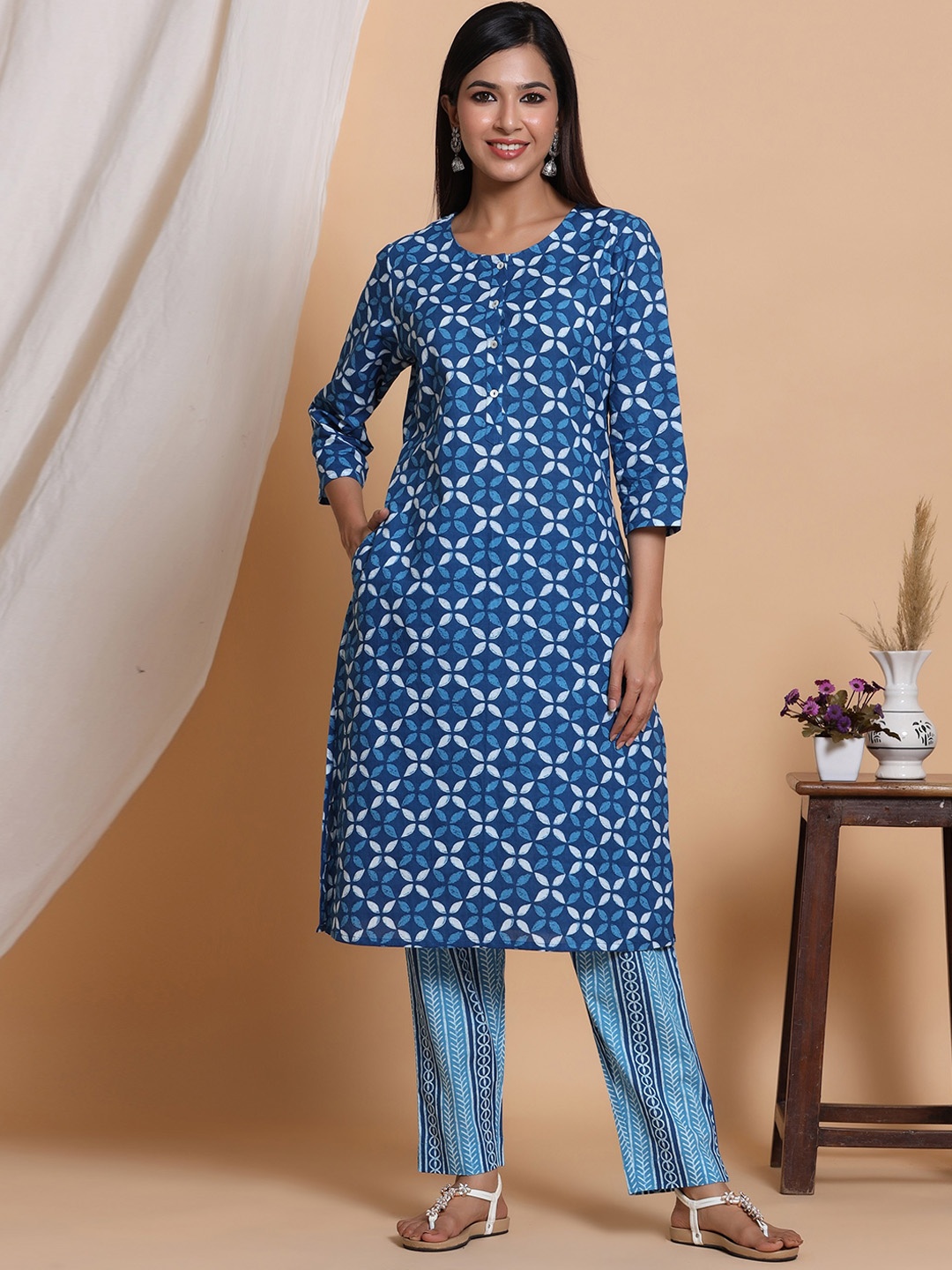 

mirari Geometric Printed Round Neck Straight Kurta with Pyjamas, Blue