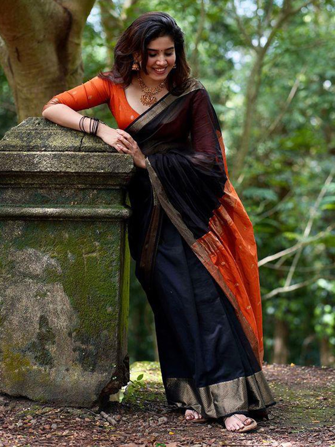 

bansari textiles Zari Pure Silk Banarasi Saree, Black