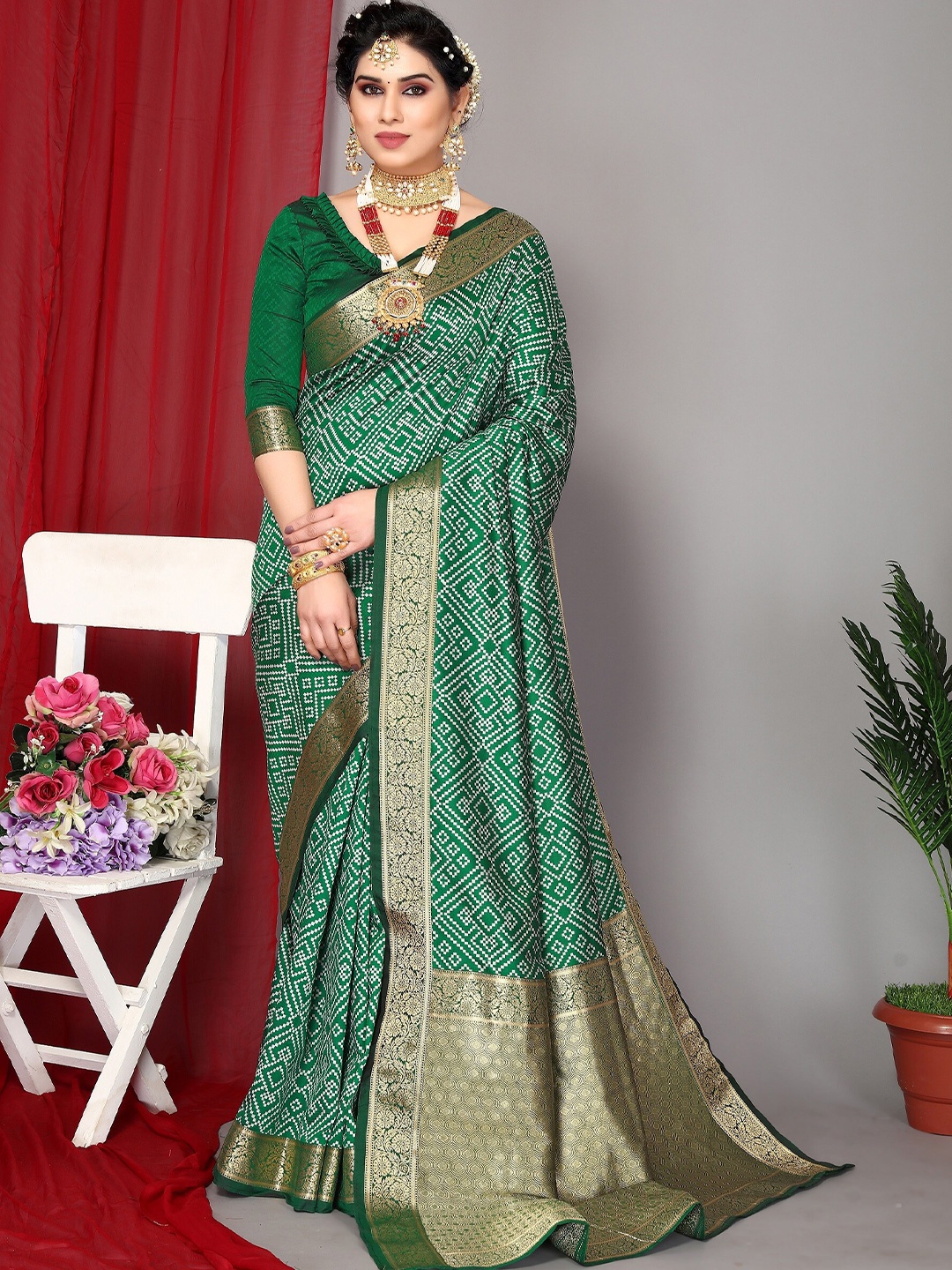 

DRESSTIVE Geometric Printed Zari Banarasi Saree, Green