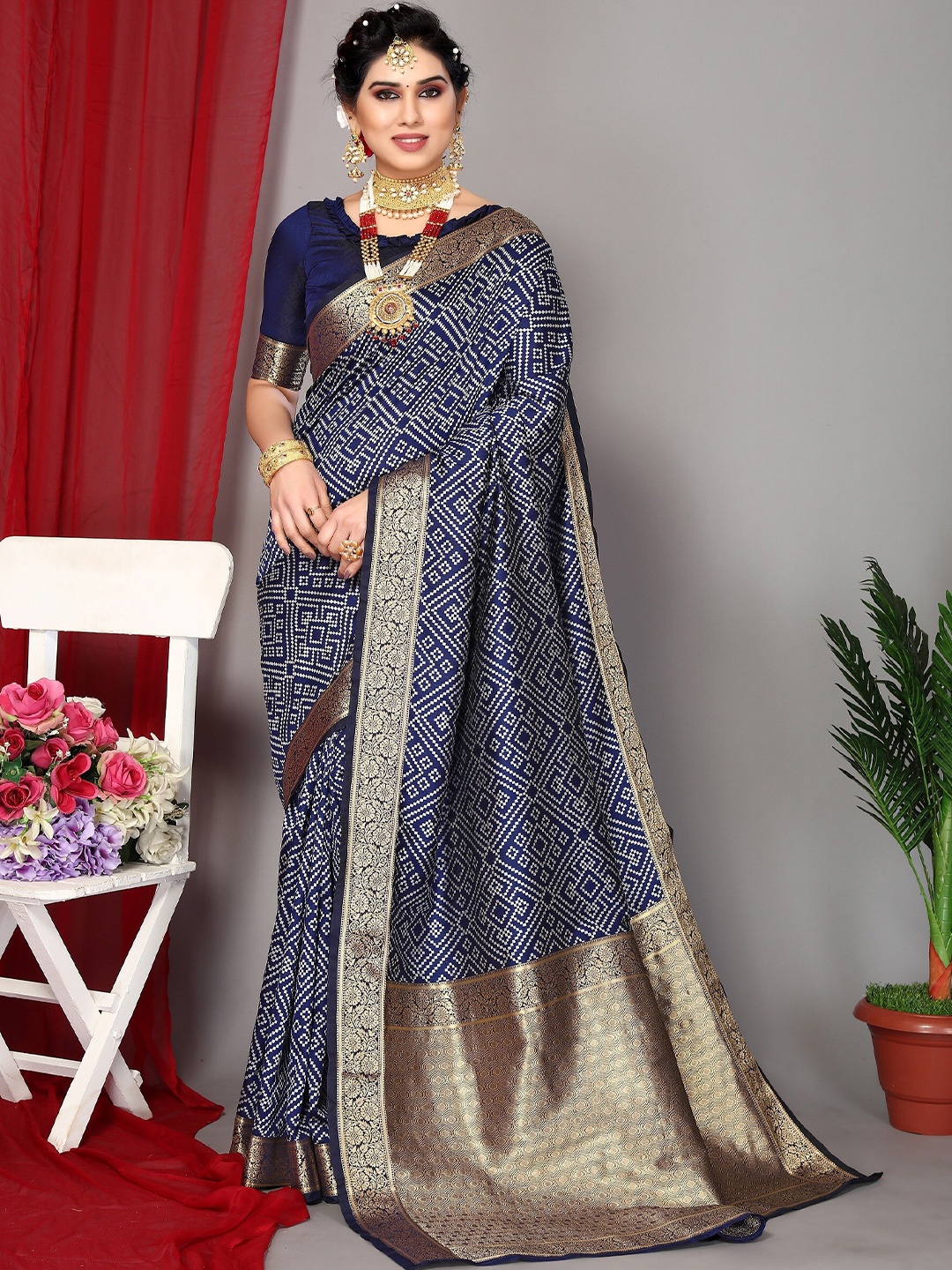 

DRESSTIVE Geometric Printed Zari Banarasi Saree, Navy blue