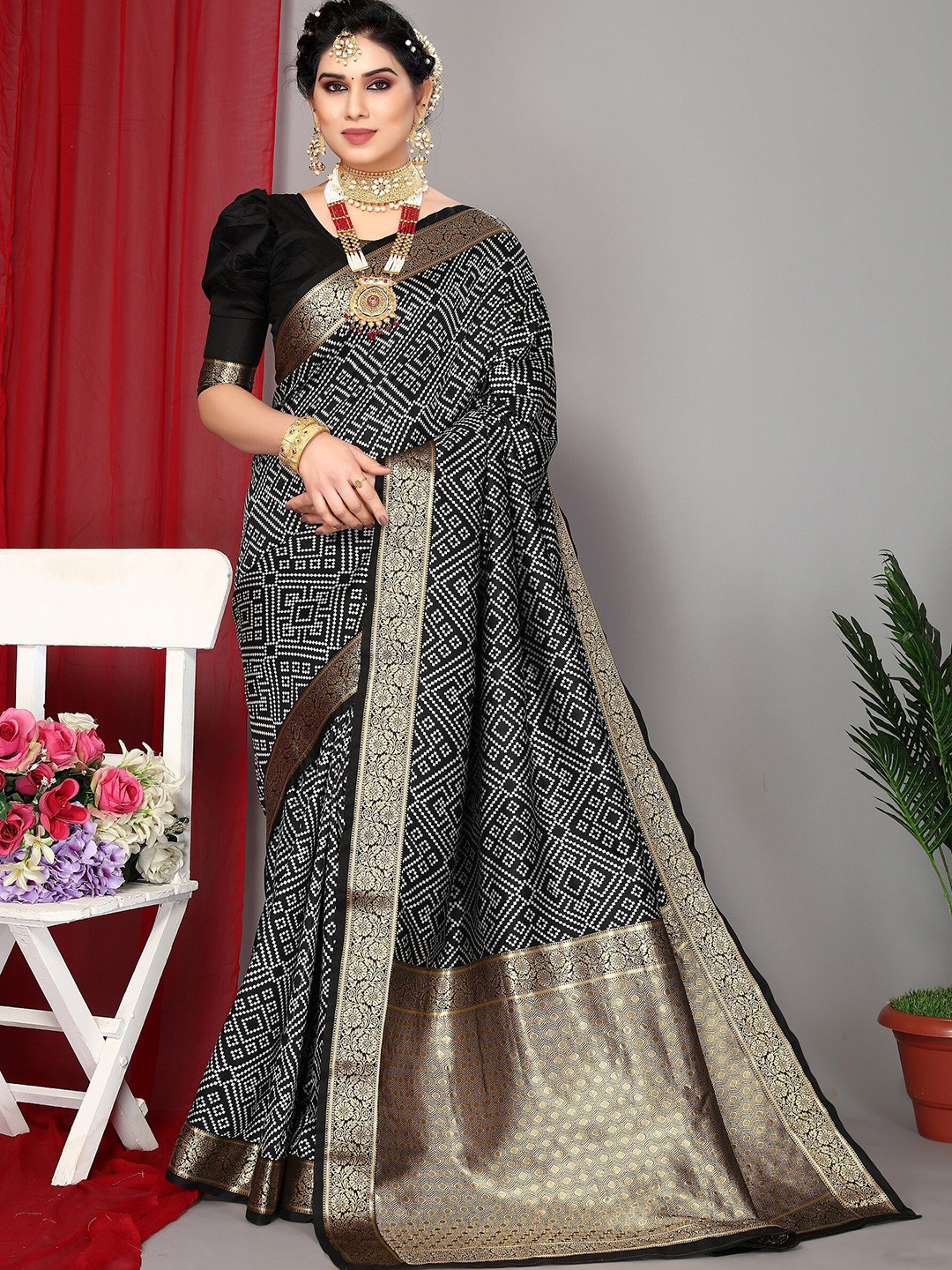 

DRESSTIVE Geometric Printed Zari Banarasi Saree, Black