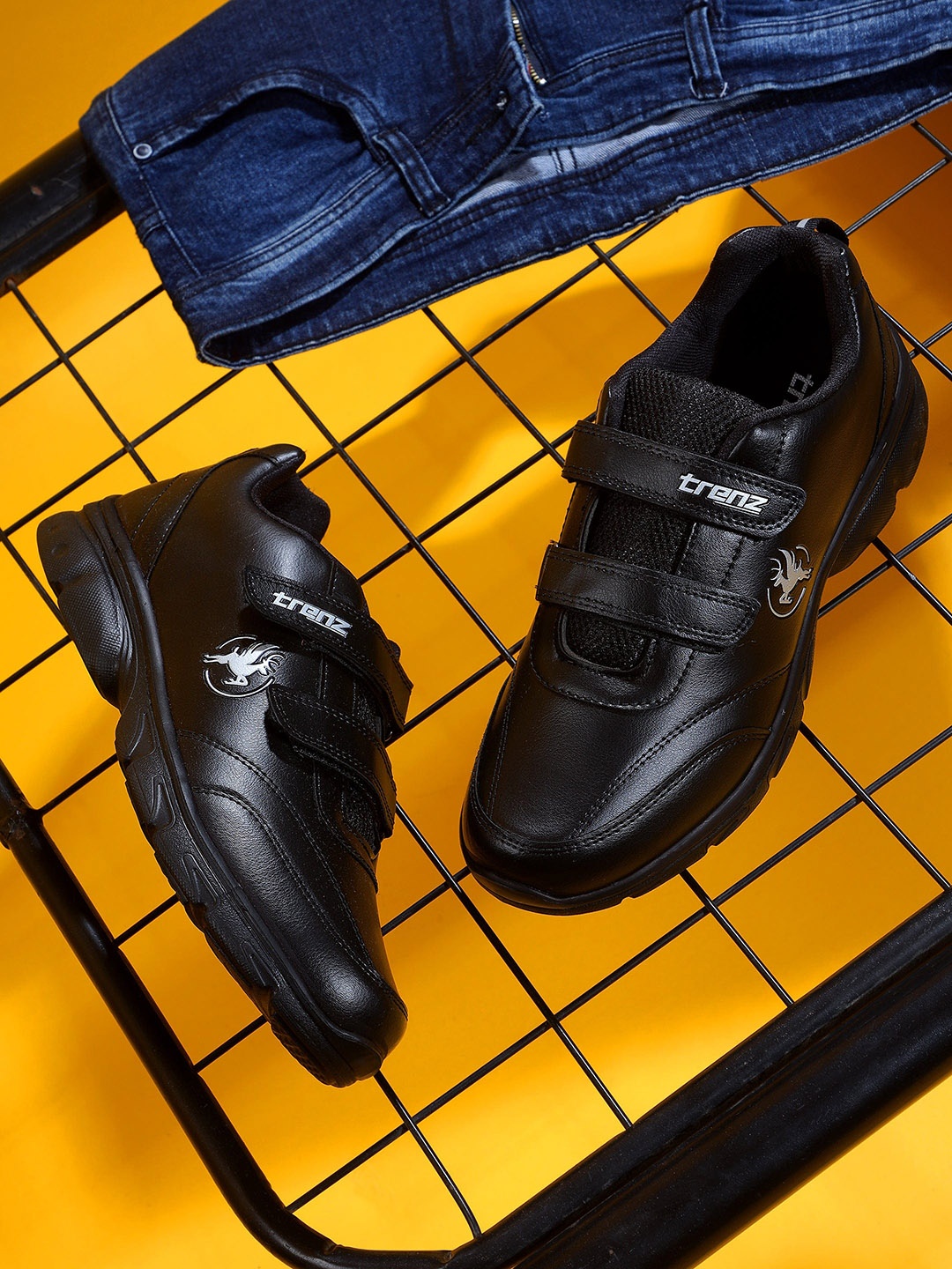 Trenz Men Round Toe Sneakers, Black