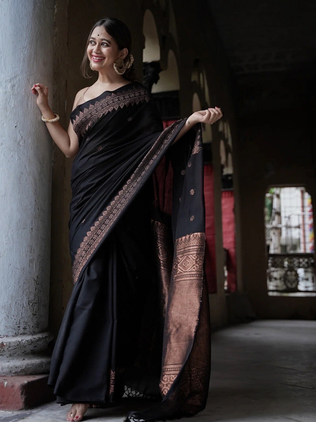 

DIVASTRI Ethnic Motifs Woven Design Zari Pure Silk Kanjeevaram Saree, Black