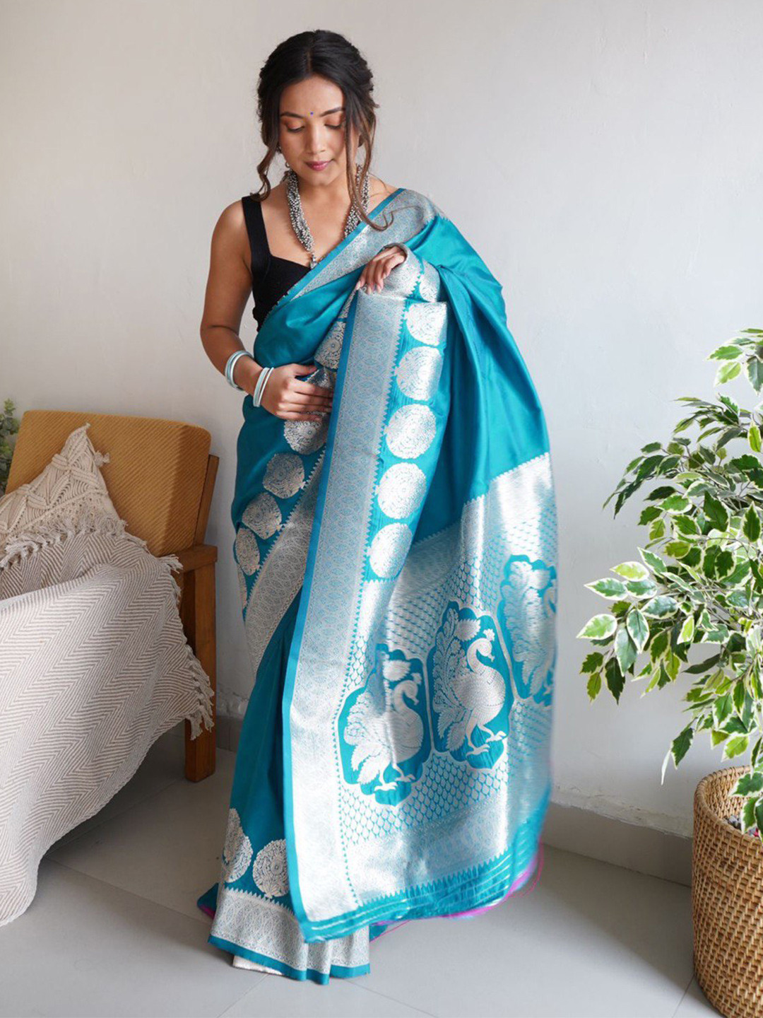 

DIVASTRI Ethnic Motifs Woven Design Zari Pure Silk Kanjeevaram Saree, Turquoise blue