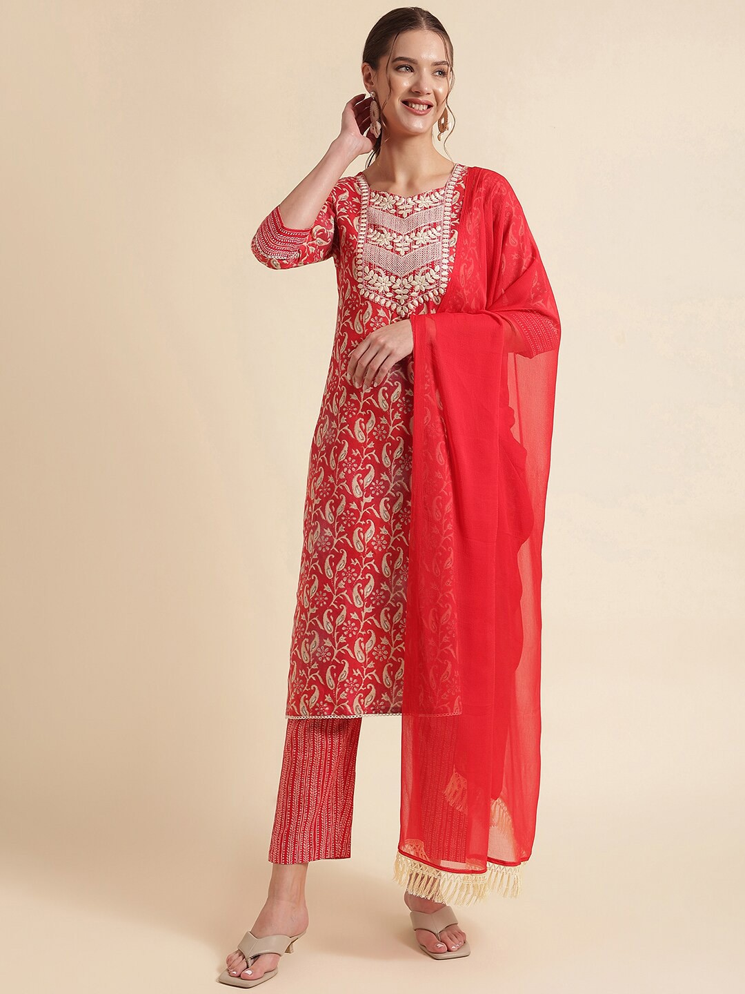 

NAINVISH Floral Embroidered Regular Thread Work Round Neck Kurta With Trousers And Dupatta, Red