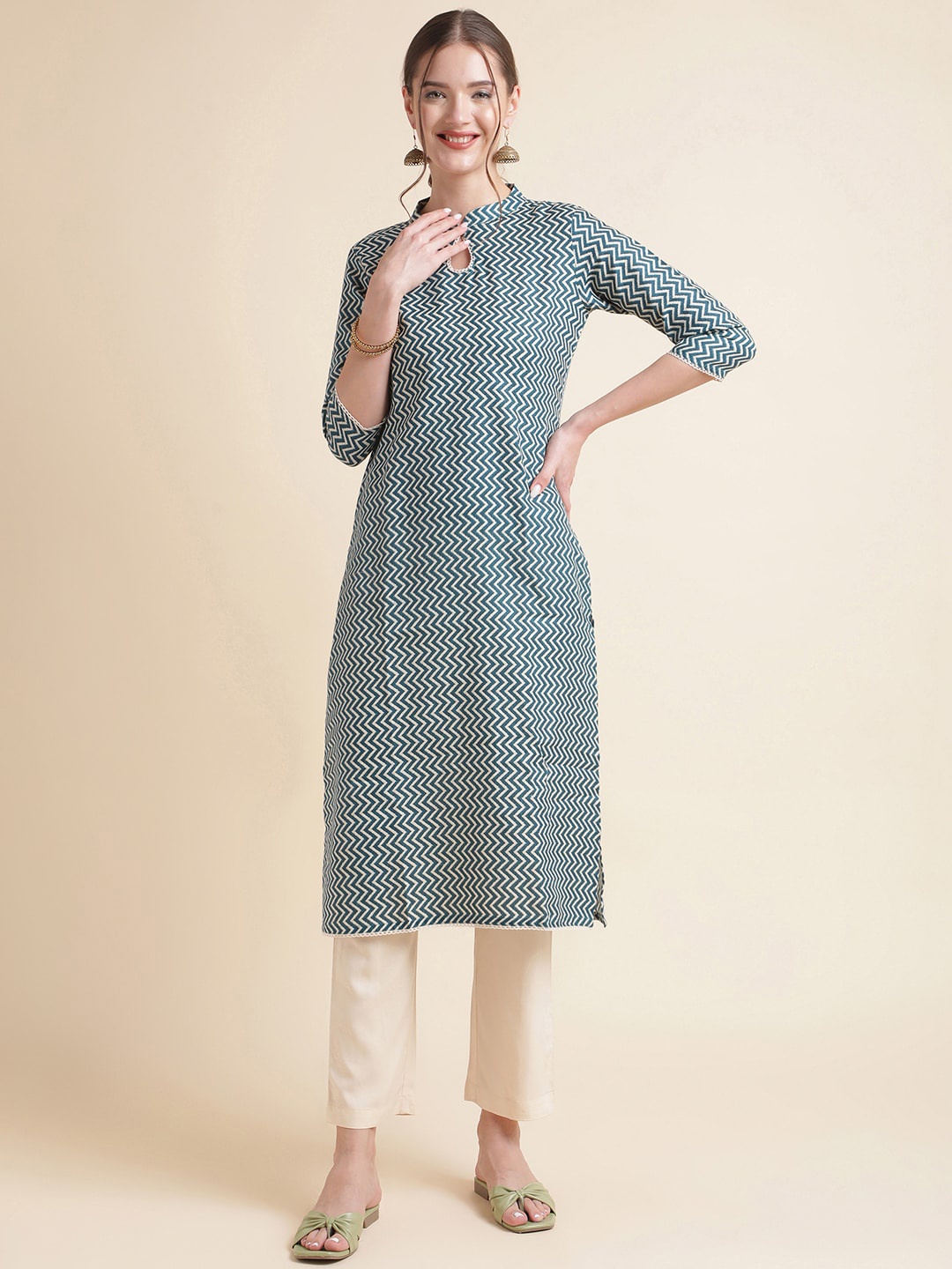 

NAINVISH Geometric Printed Keyhole Neck Straight Kurta, Teal