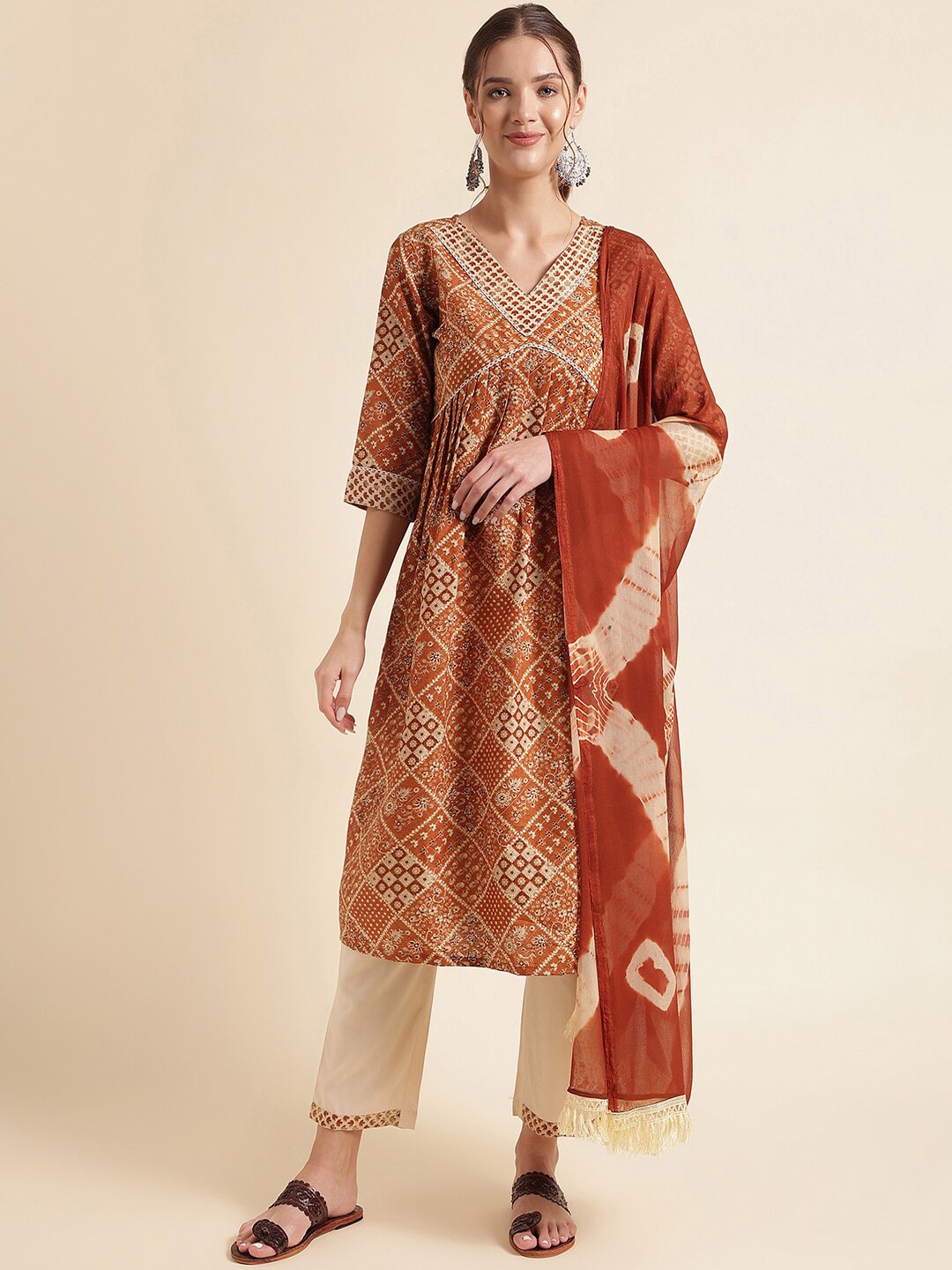 

NAINVISH Floral Printed V-Neck Straight Kurta & Trouser With Dupatta, Orange