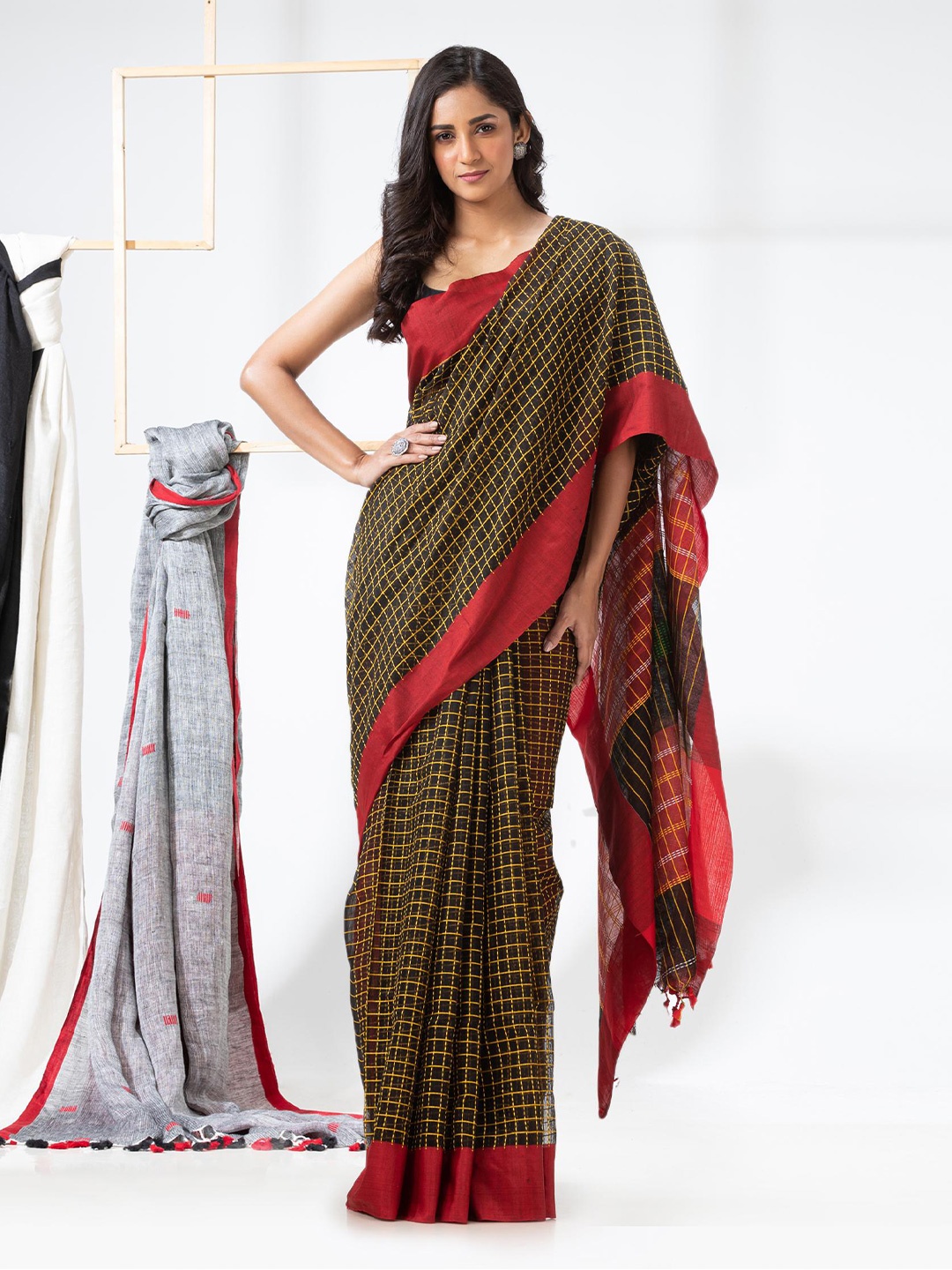 

Angoshobha Checked Saree, Black