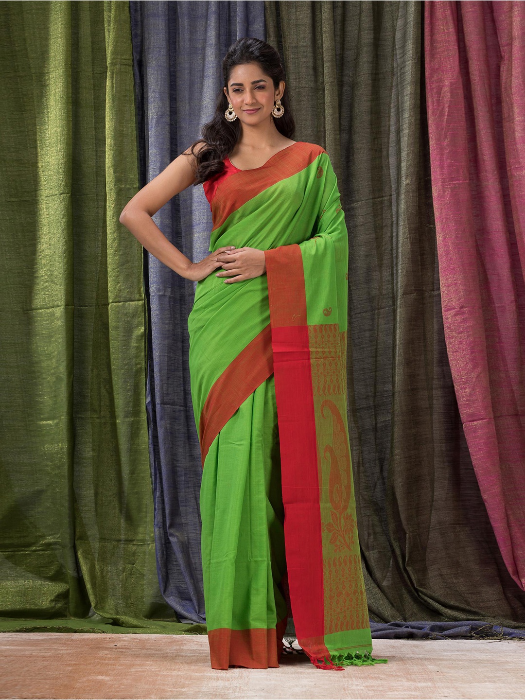 

Angoshobha Paisley Woven Design Pure Cotton Saree, Green