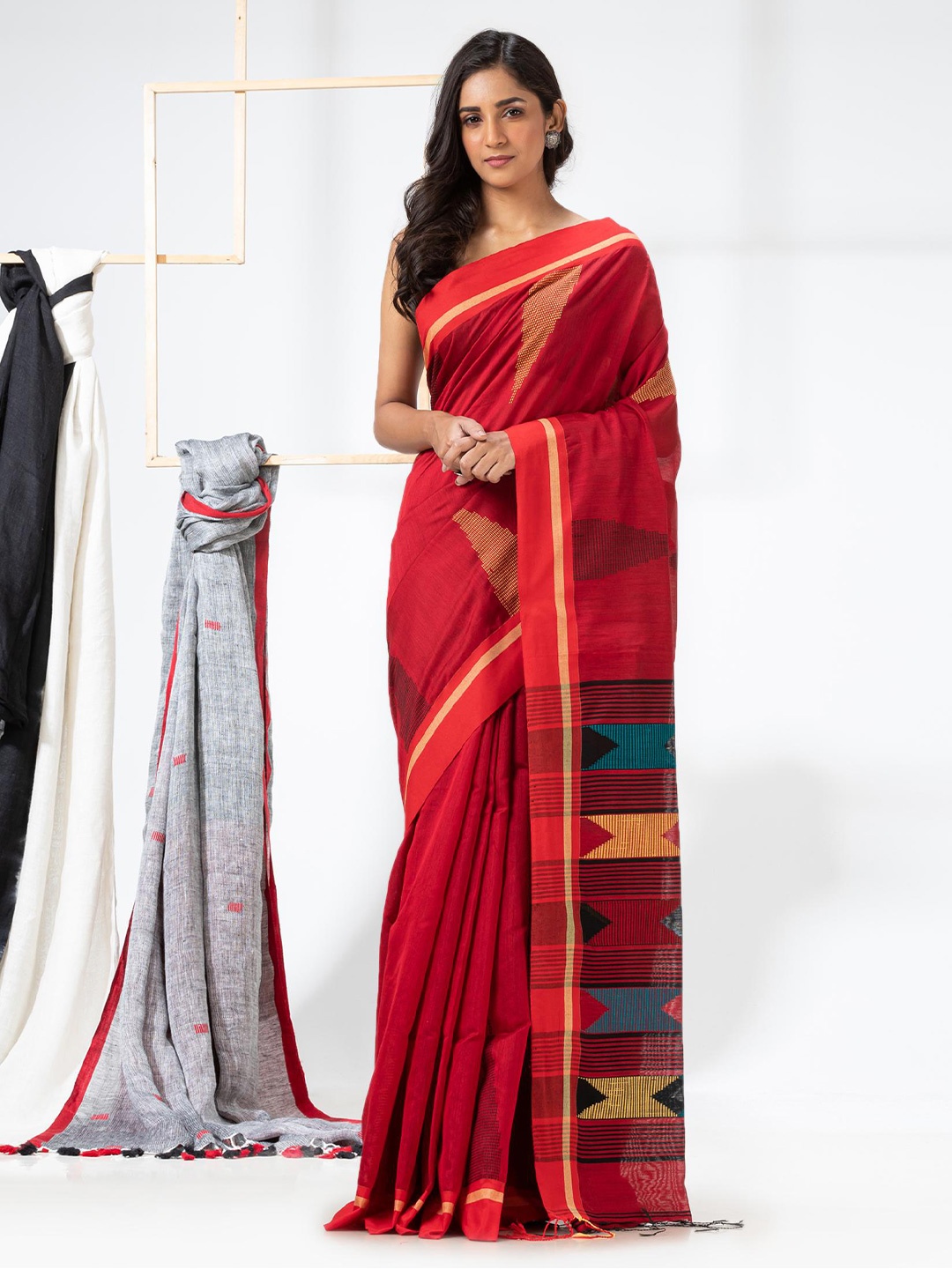 

Angoshobha Geometric Woven Design Jamdani Saree, Red