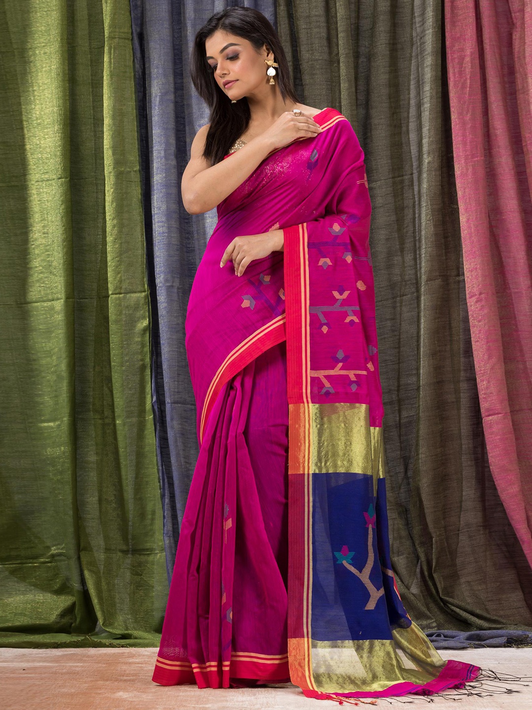 

Angoshobha Floral Woven Design Jamdani Saree, Fuchsia