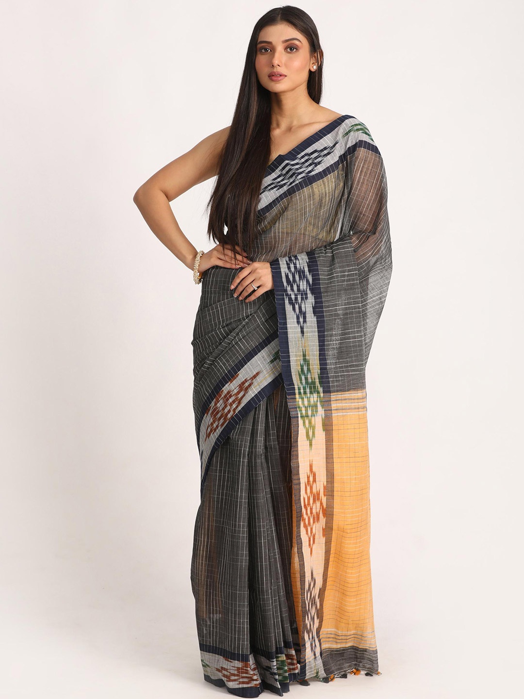 

Angoshobha Checked Saree, Grey