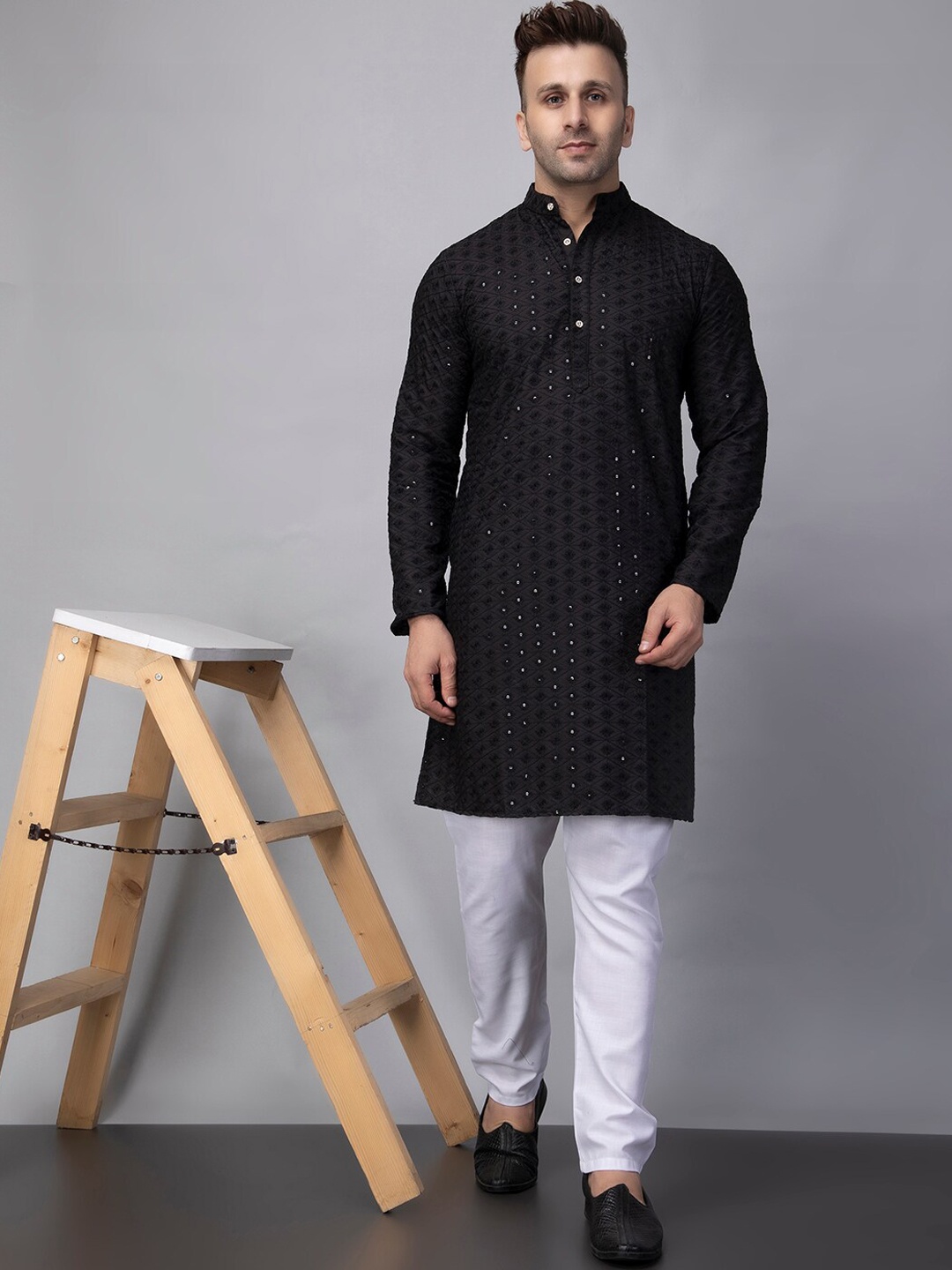 

Hangup Embroidered Sequins Mandarin Collar Straight Kurta with Pyjama, Black