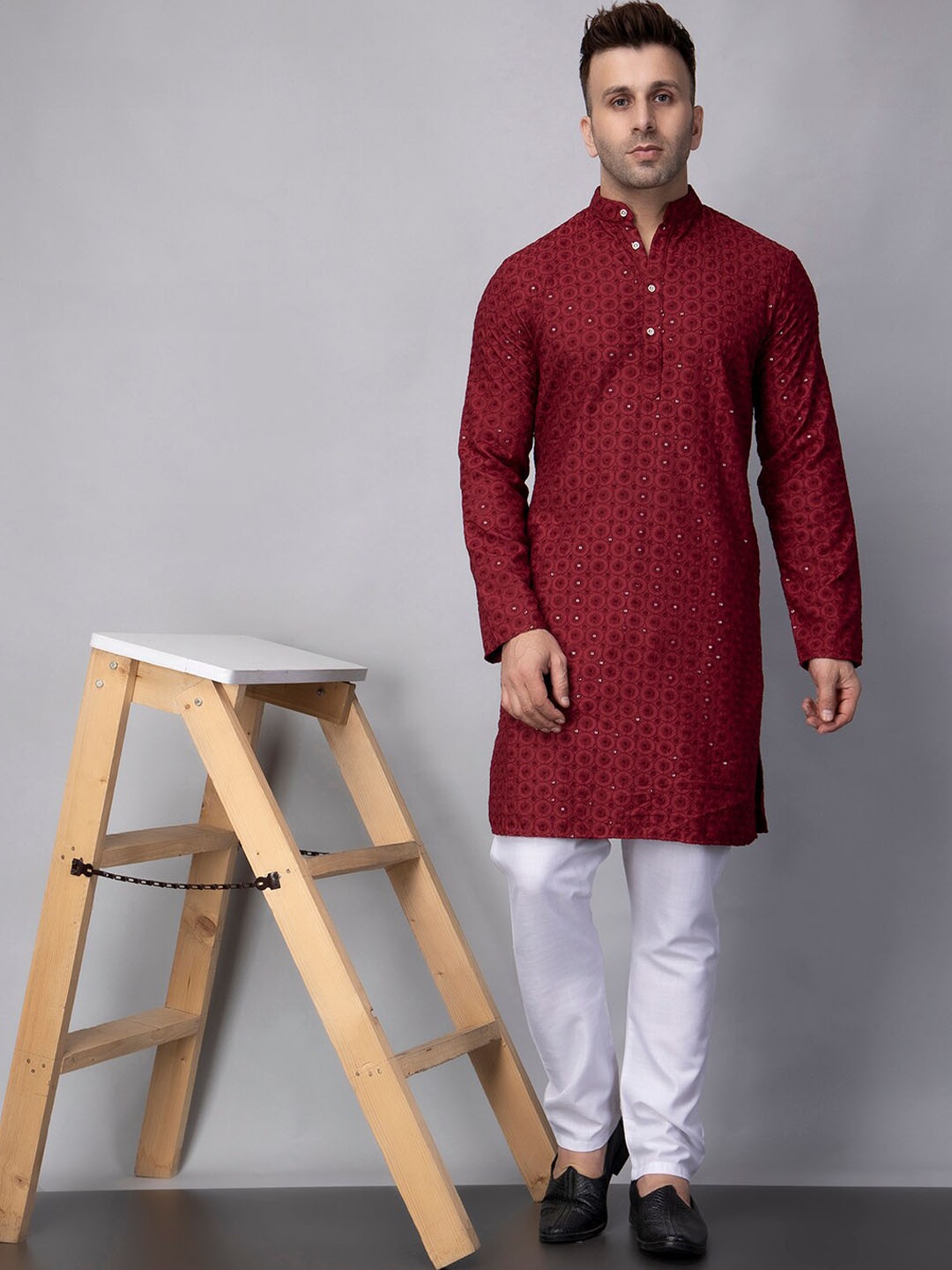 

Hangup Embroidered Sequins Mandarin Collar Straight Kurta with Pyjama, Maroon