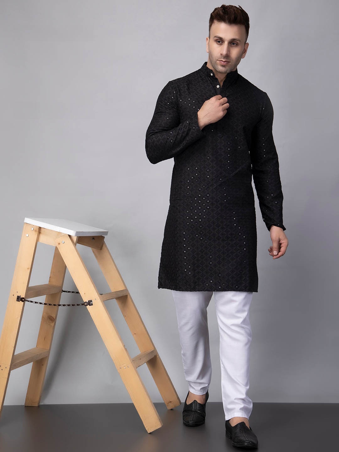 

Hangup Embroidered Sequins Mandarin Collar Straight Kurta with Pyjama, Black
