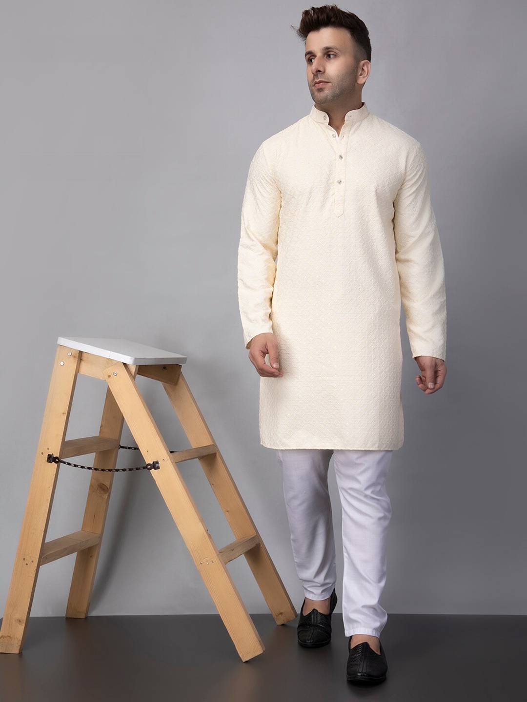 

Hangup Embroidered Checked Regular Sequinned Mandarin Collar Straight Kurta, Cream