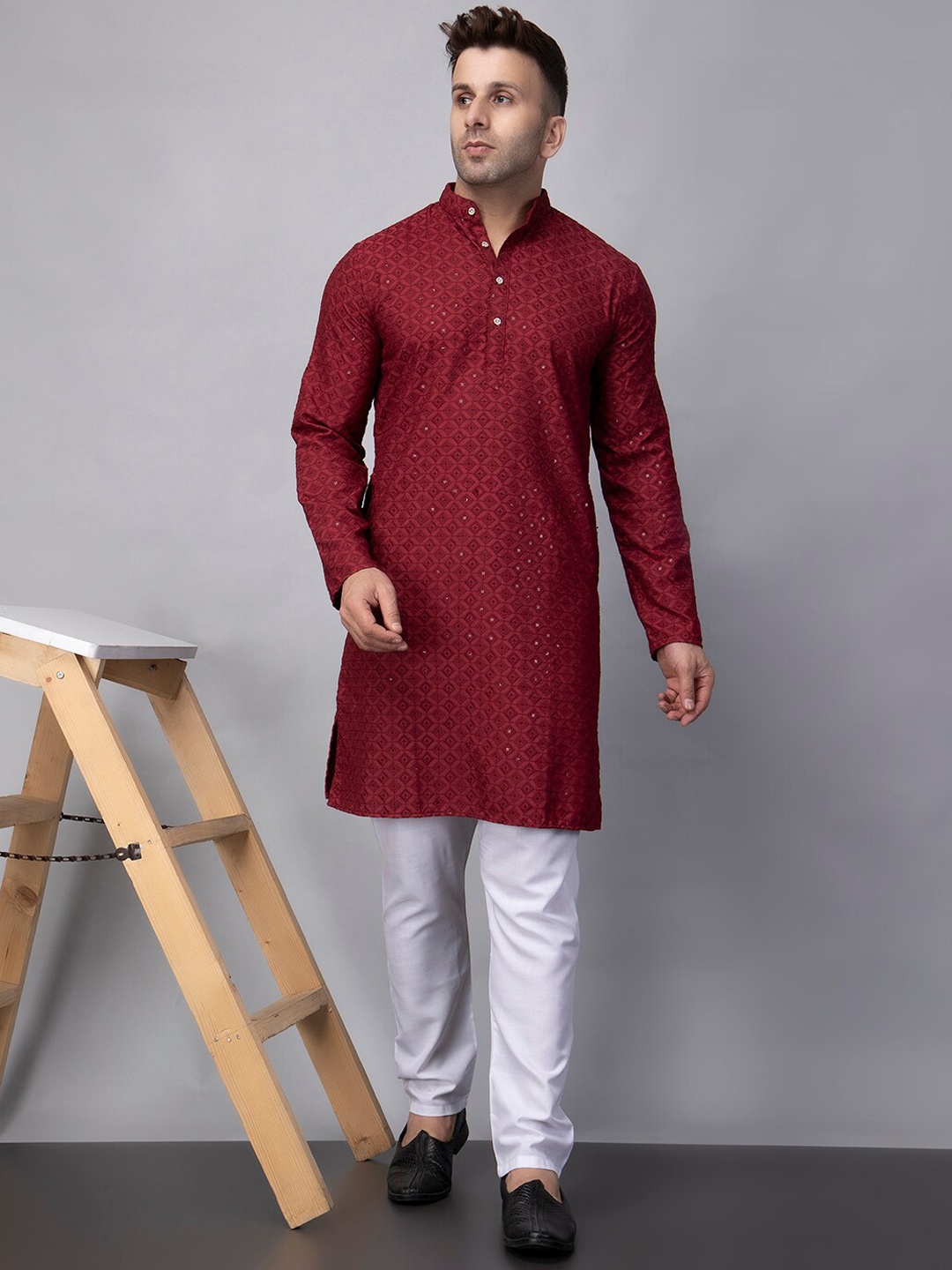 

Hangup Geometric Embroidered Sequinned Mandarin Collar Straight Kurta With Pyjamas, Maroon