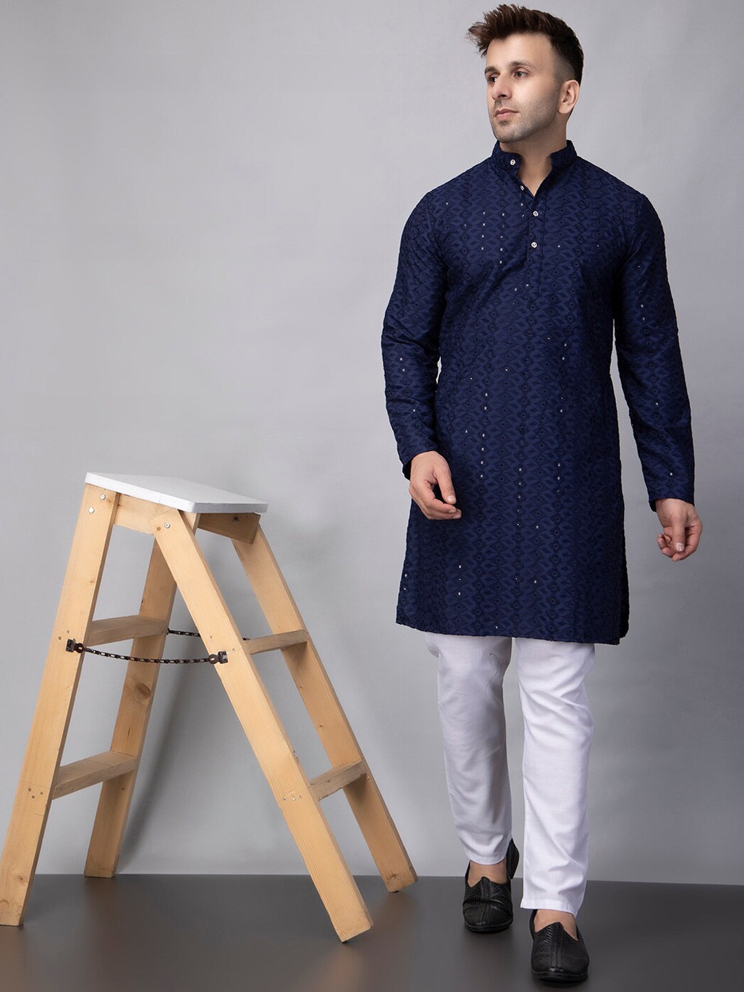 

Hangup Embroidered Sequin Mandarin Collar Regular Kurta with Pyjamas, Navy blue