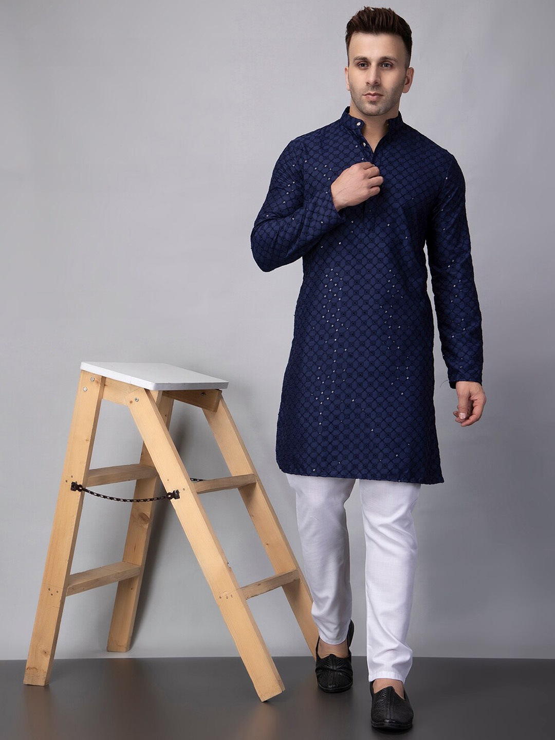 

Hangup Embroidered Sequins Mandarin Collar Straight Kurta with Pyjama, Navy blue