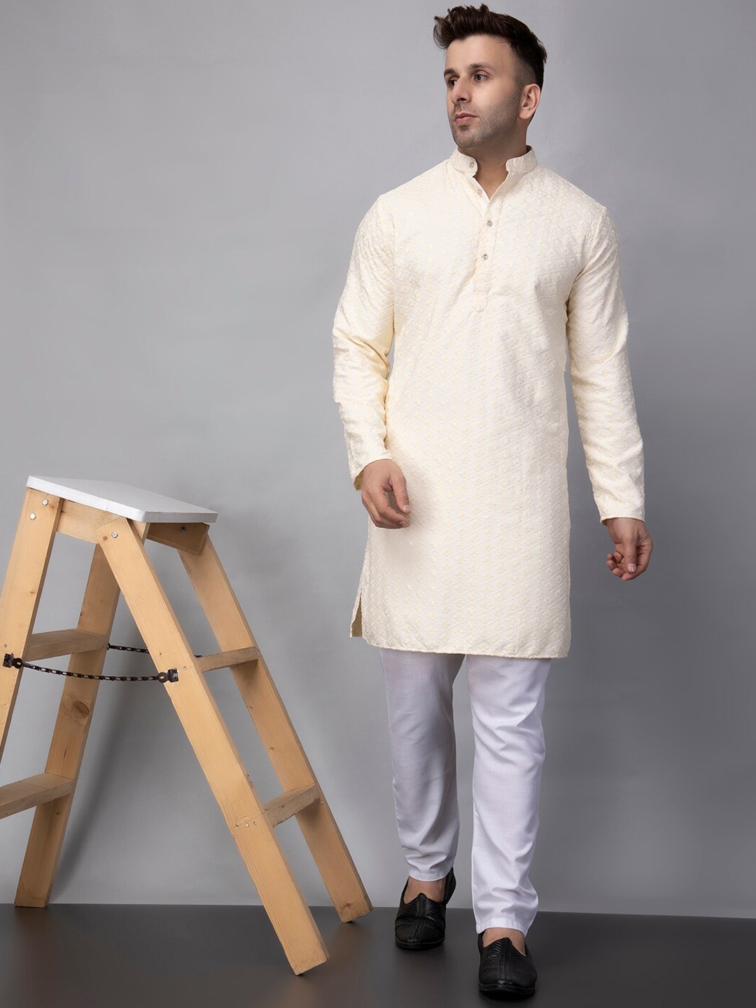 

Hangup Floral Sequinned Embroidered Mandarin Collar Straight Kurta With Pyjama, Off white